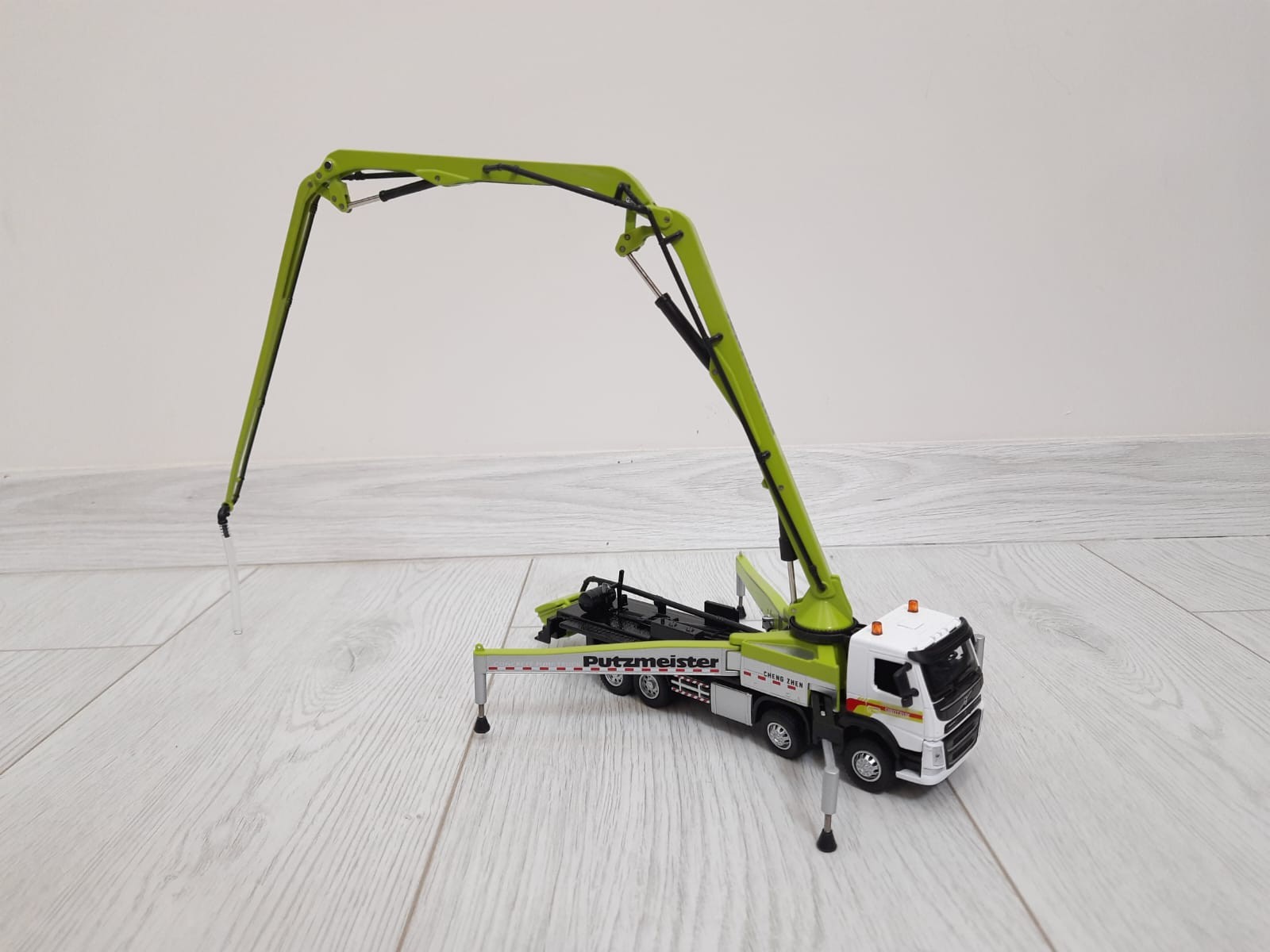 1/50 VOLVO FH 8X4 BETON POMPASI MAKETİ (beyaz-yeşil)