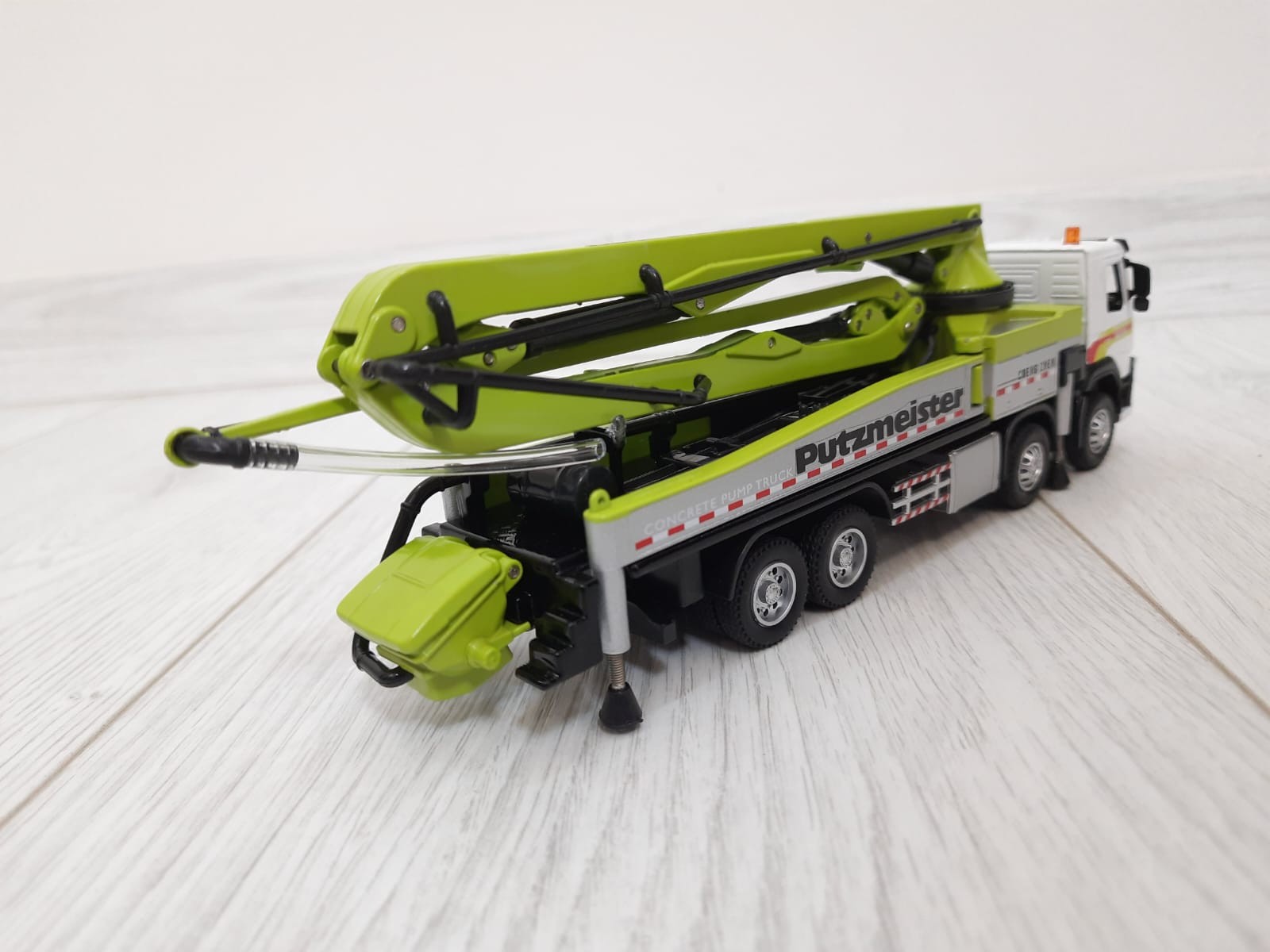 1/50 VOLVO FH 8X4 BETON POMPASI MAKETİ (beyaz-yeşil)