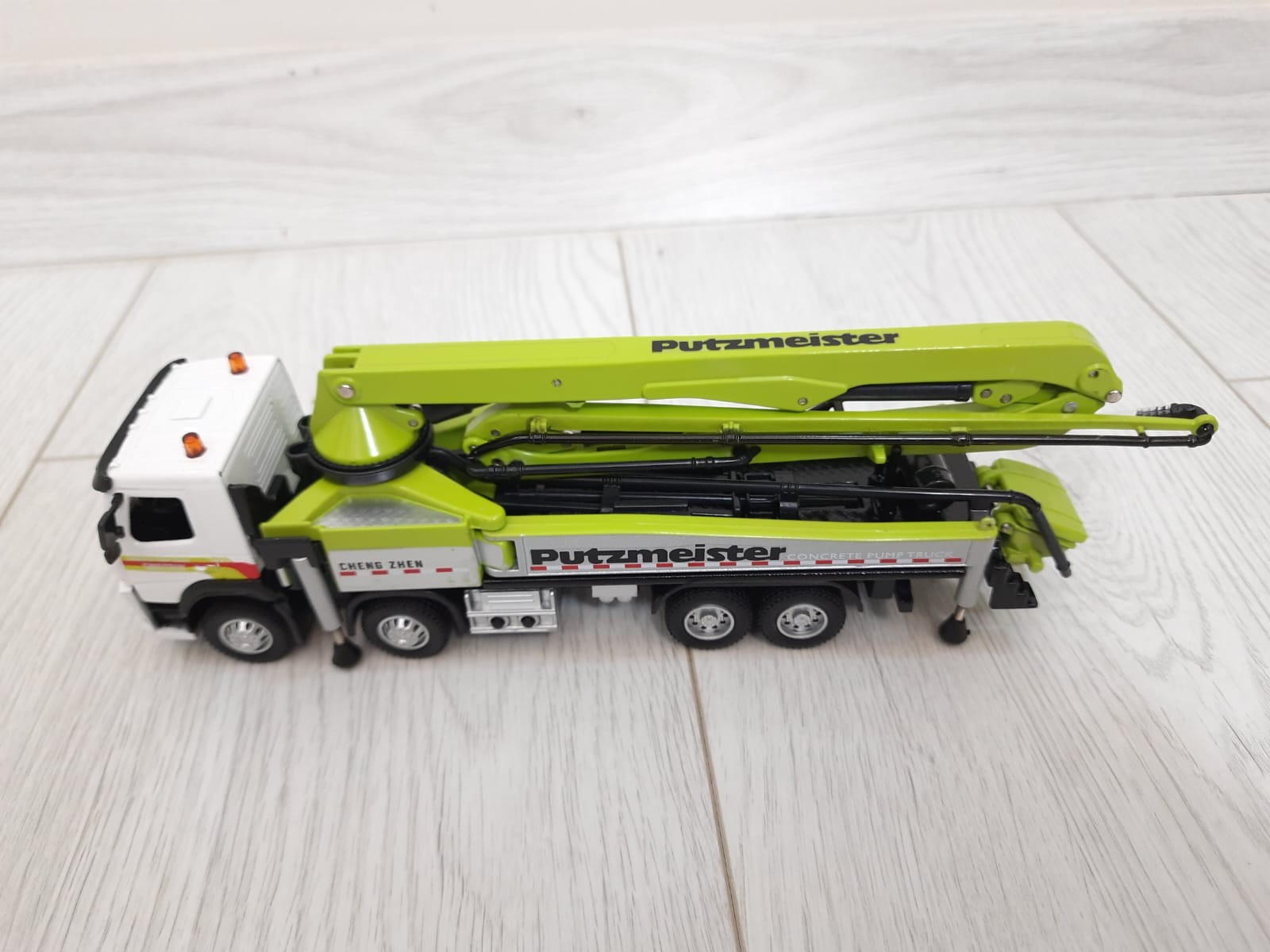 1/50 VOLVO FH 8X4 BETON POMPASI MAKETİ (beyaz-yeşil)