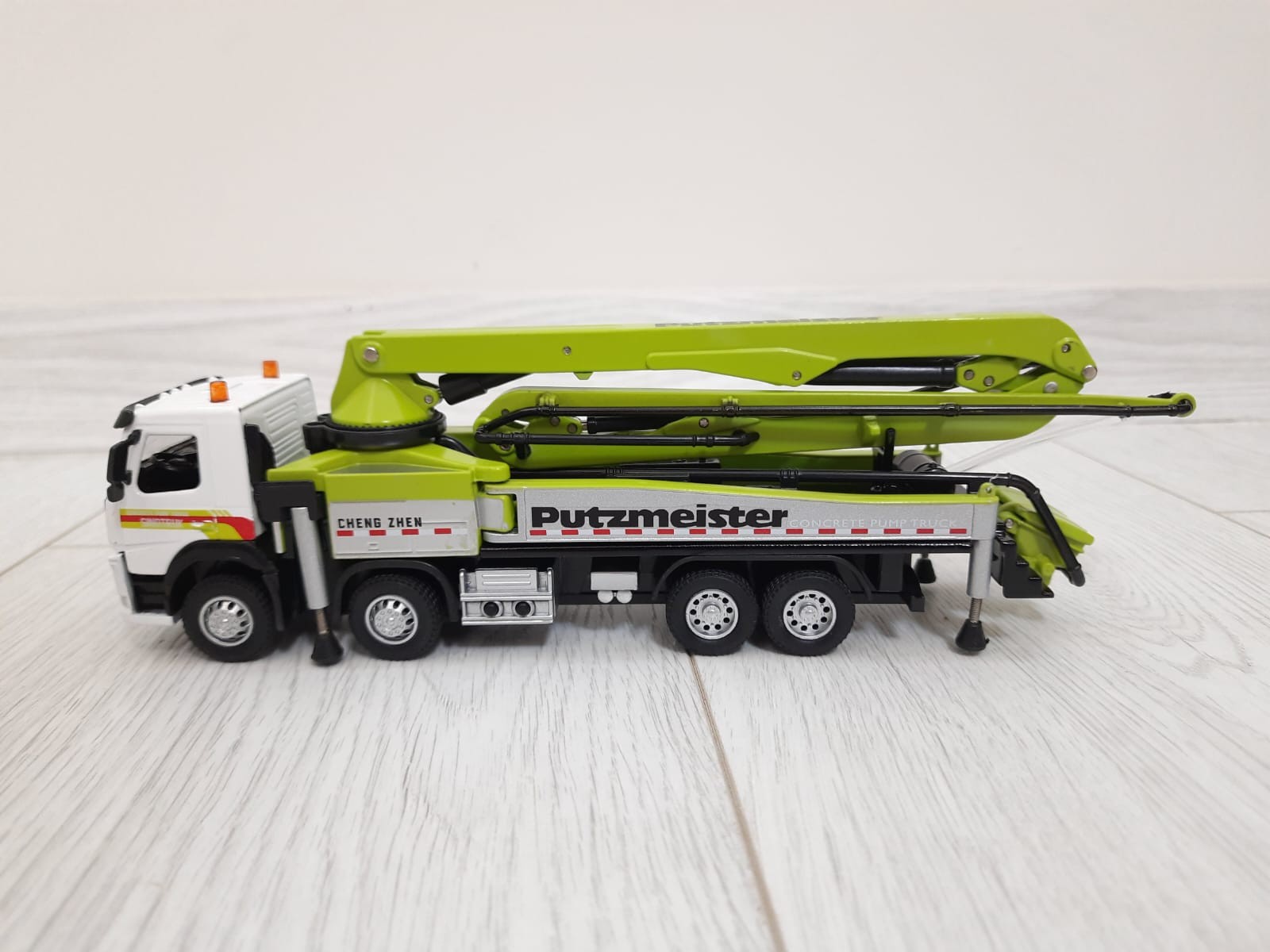 1/50 VOLVO FH 8X4 BETON POMPASI MAKETİ (beyaz-yeşil)