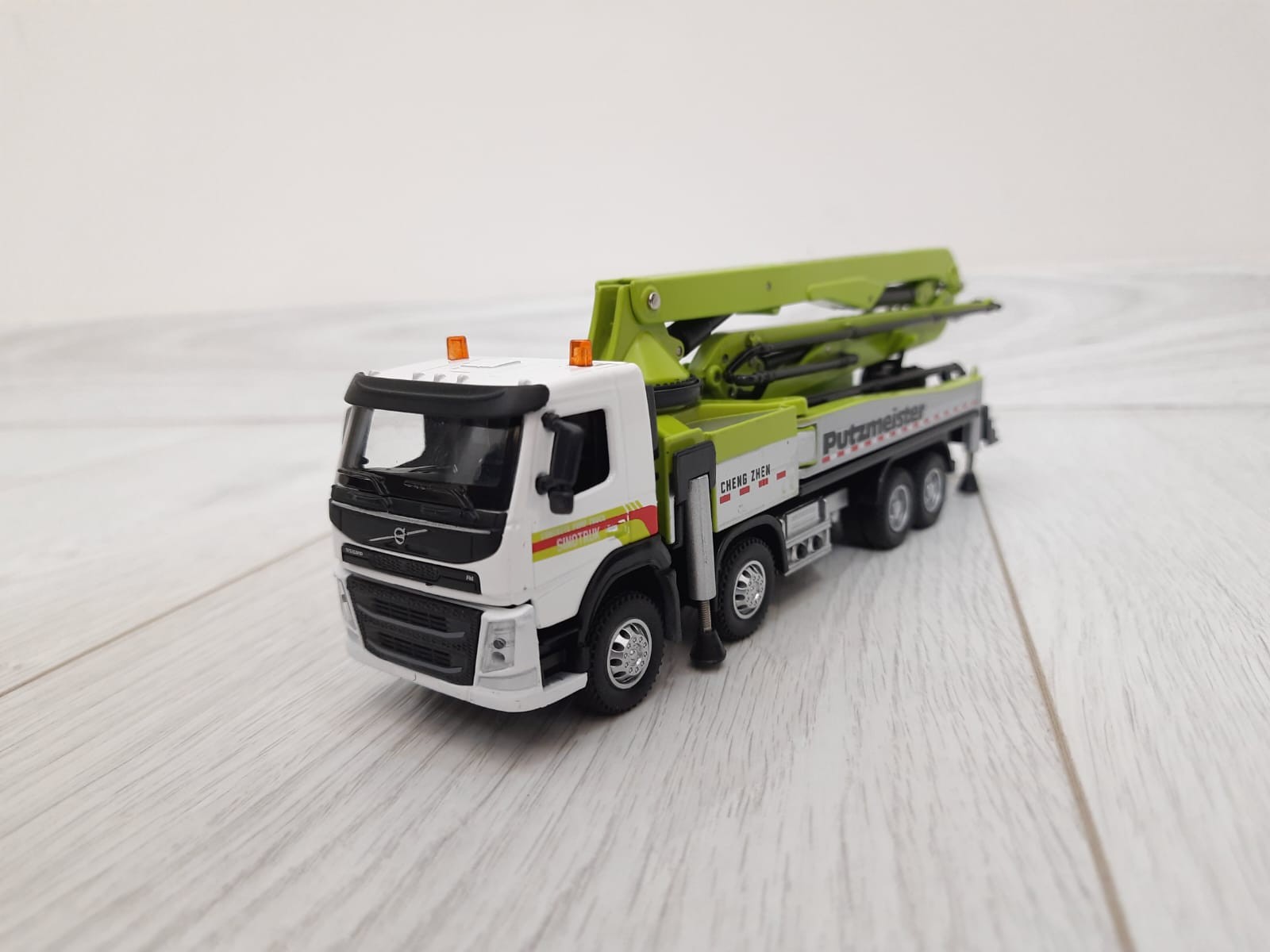 1/50 VOLVO FH 8X4 BETON POMPASI MAKETİ (beyaz-yeşil)