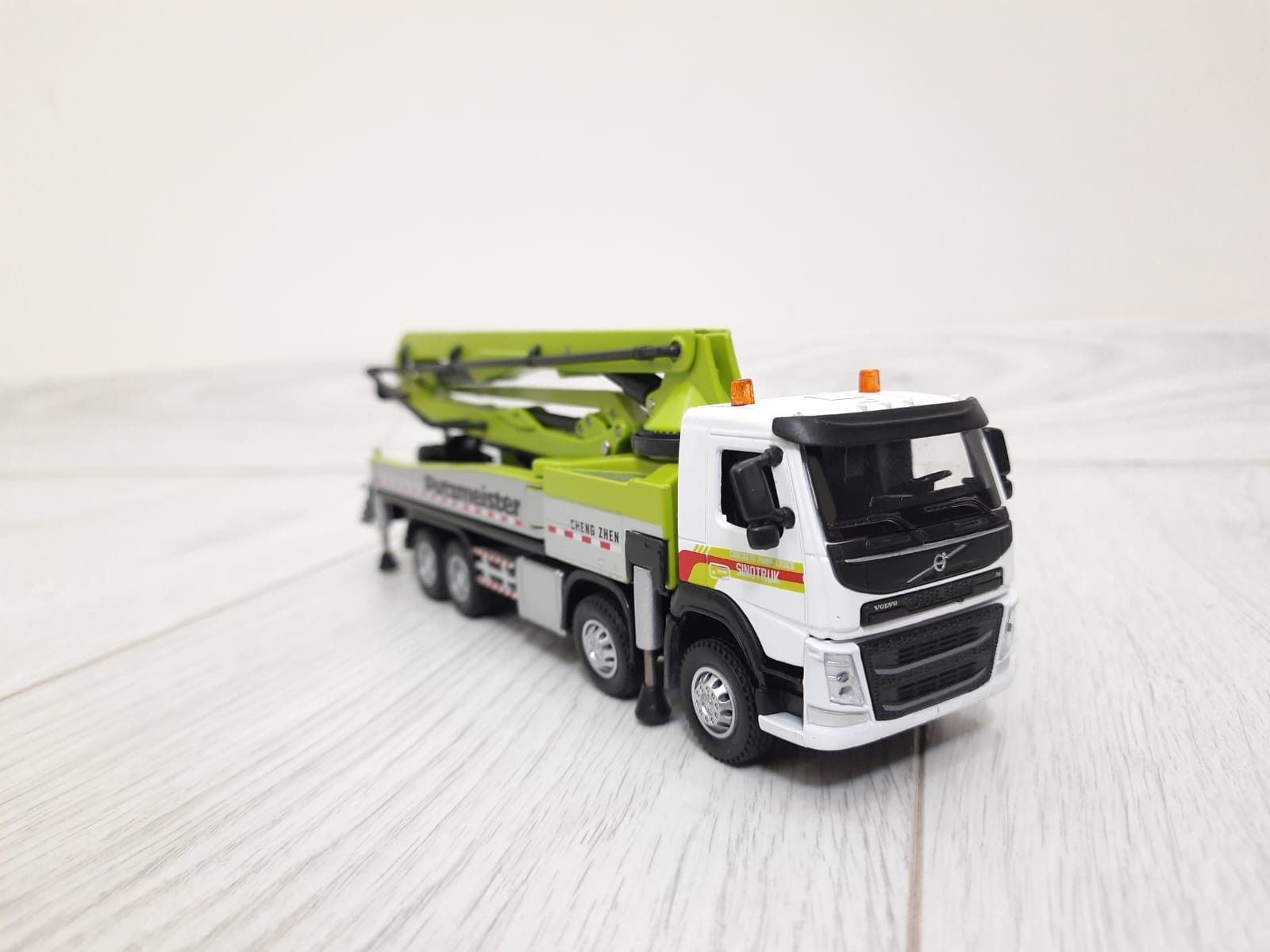 1/50 VOLVO FH 8X4 BETON POMPASI MAKETİ (beyaz-yeşil)