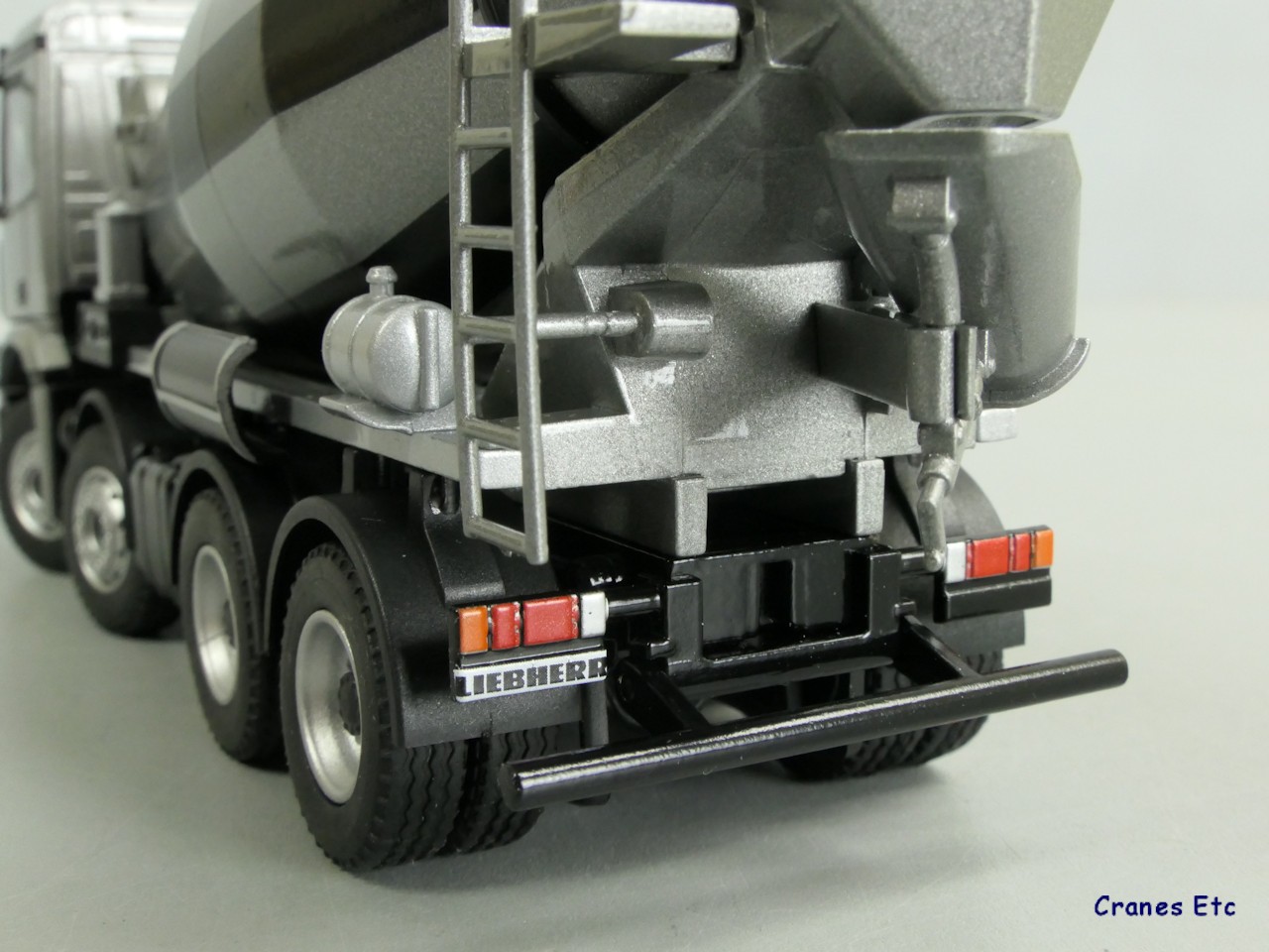 1/50 Gri MERCEDES AROCS 8X4 LIEBHERR BETON MİKSERİ MAKETİ