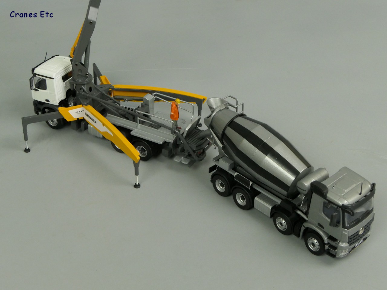 1/50 Gri MERCEDES AROCS 8X4 LIEBHERR BETON MİKSERİ MAKETİ