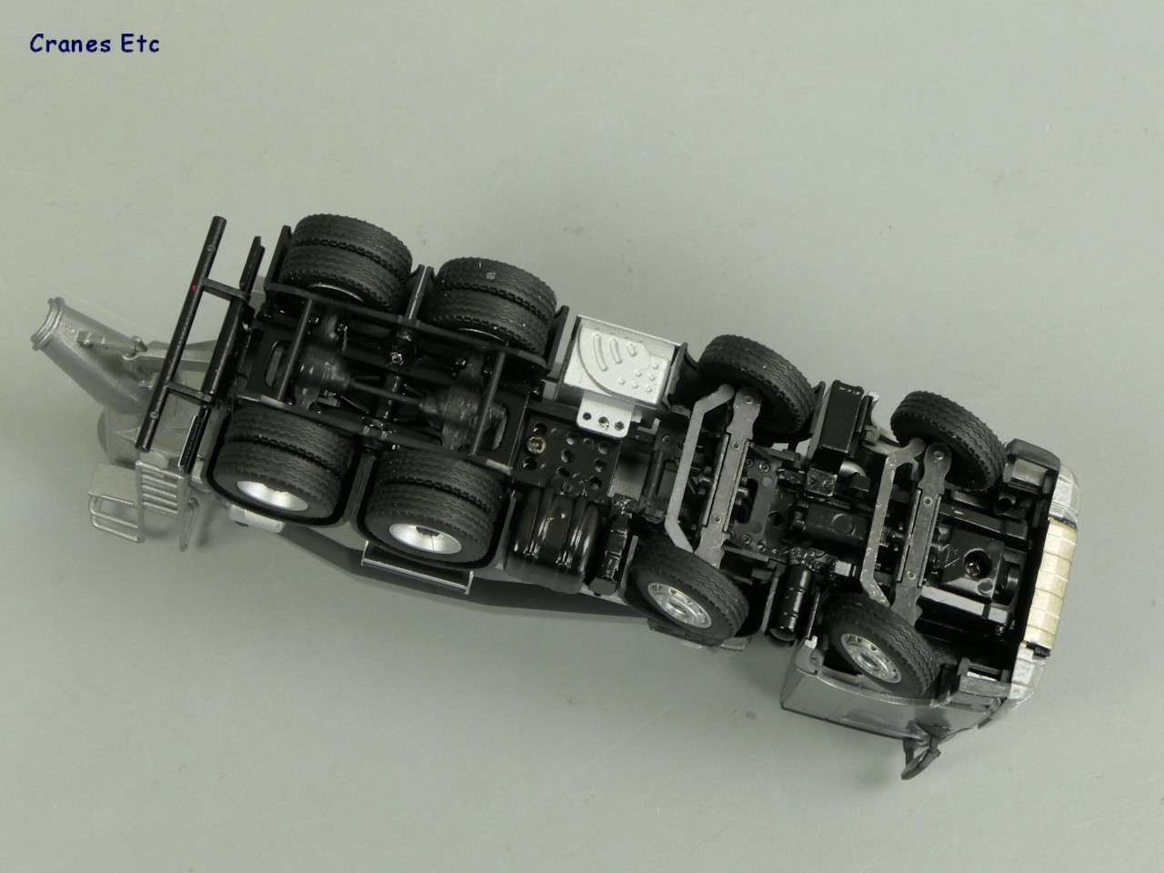 1/50 Gri MERCEDES AROCS 8X4 LIEBHERR BETON MİKSERİ MAKETİ