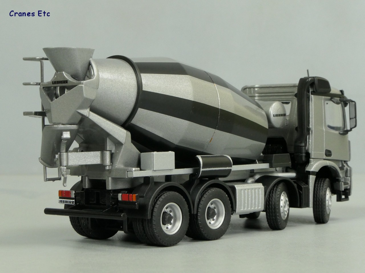1/50 Gri MERCEDES AROCS 8X4 LIEBHERR BETON MİKSERİ MAKETİ