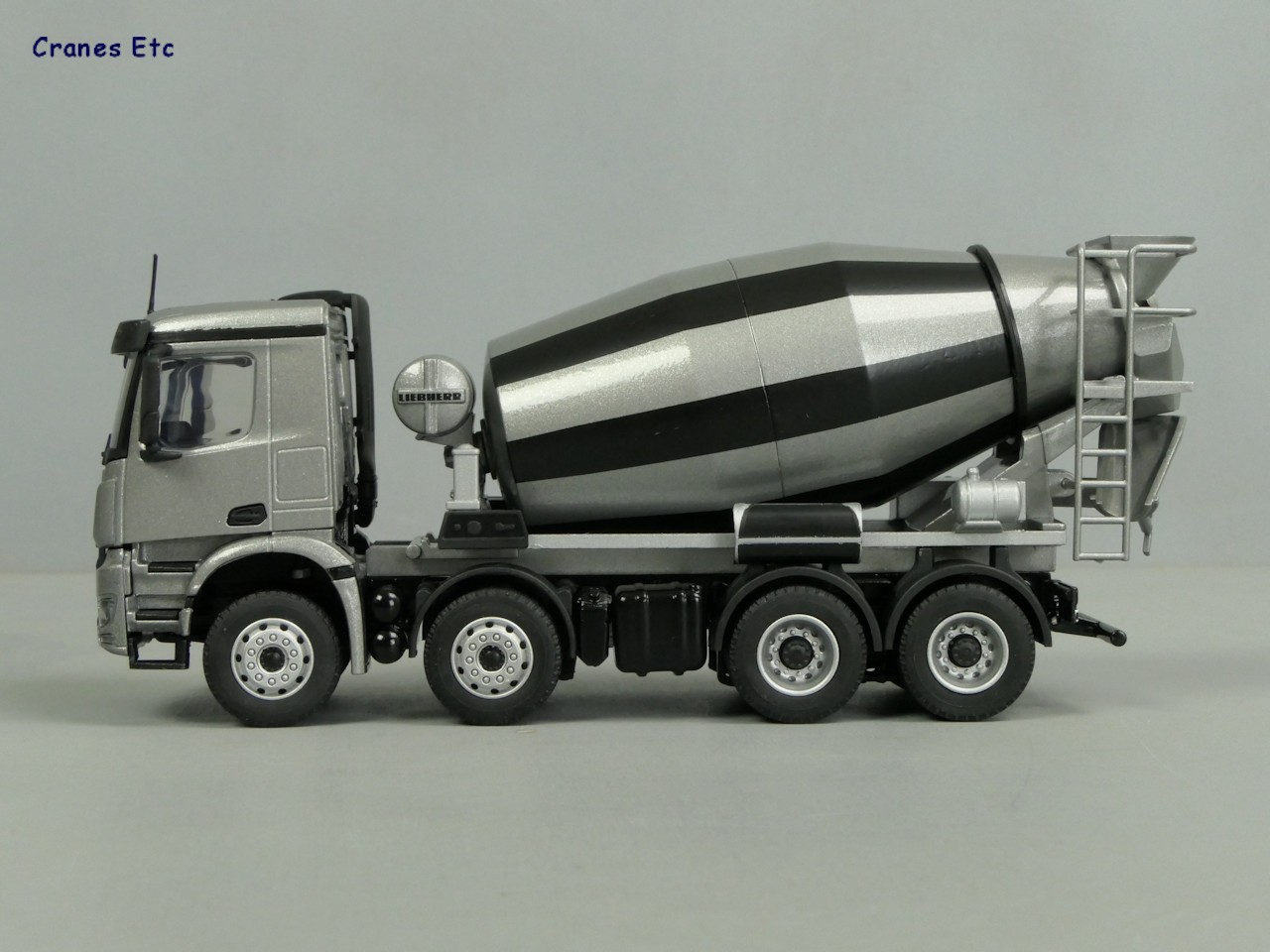 1/50 Gri MERCEDES AROCS 8X4 LIEBHERR BETON MİKSERİ MAKETİ
