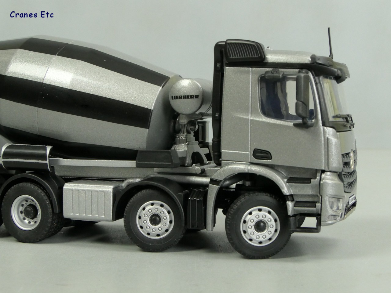 1/50 Gri MERCEDES AROCS 8X4 LIEBHERR BETON MİKSERİ MAKETİ
