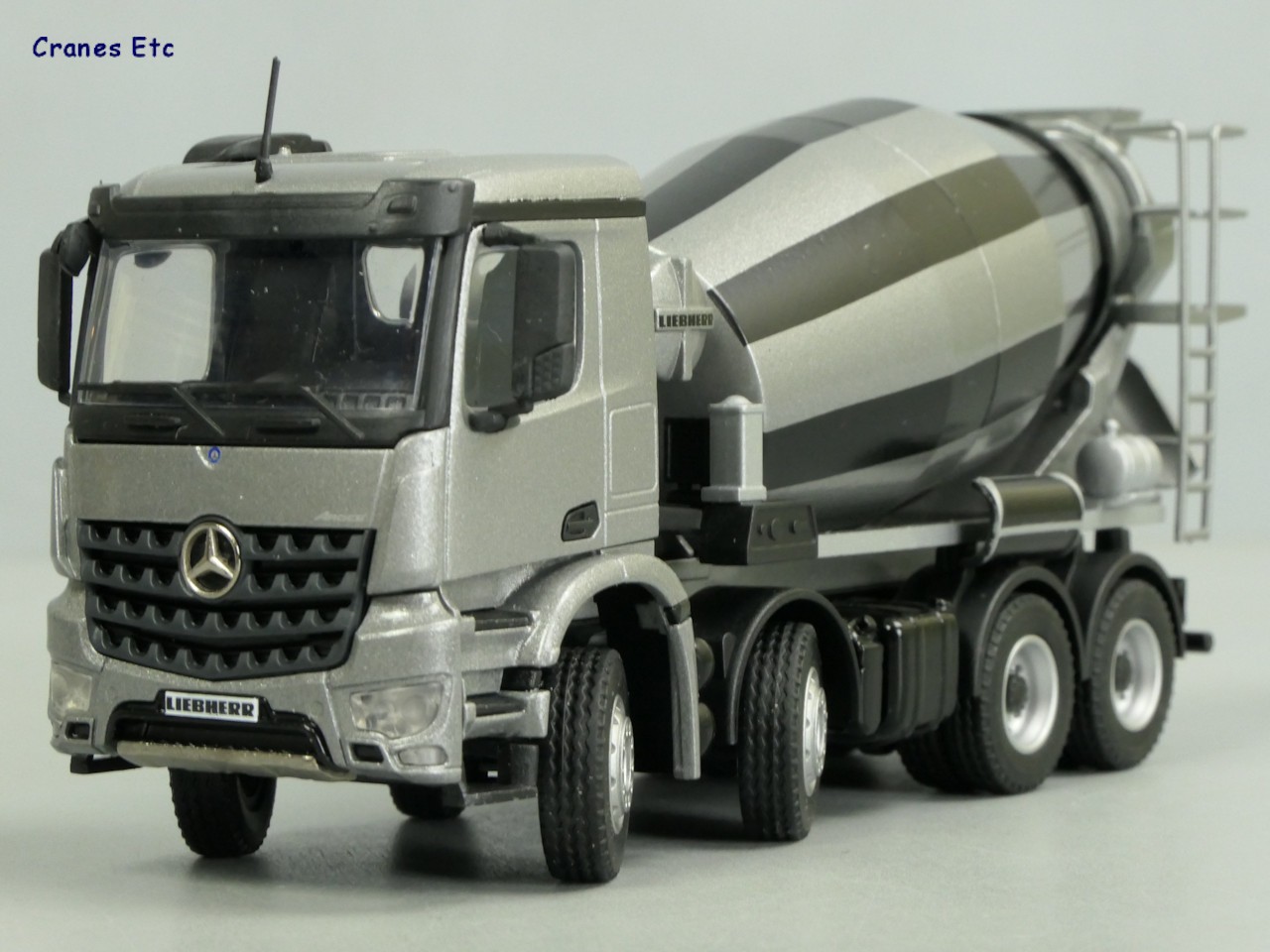 1/50 Gri MERCEDES AROCS 8X4 LIEBHERR BETON MİKSERİ MAKETİ