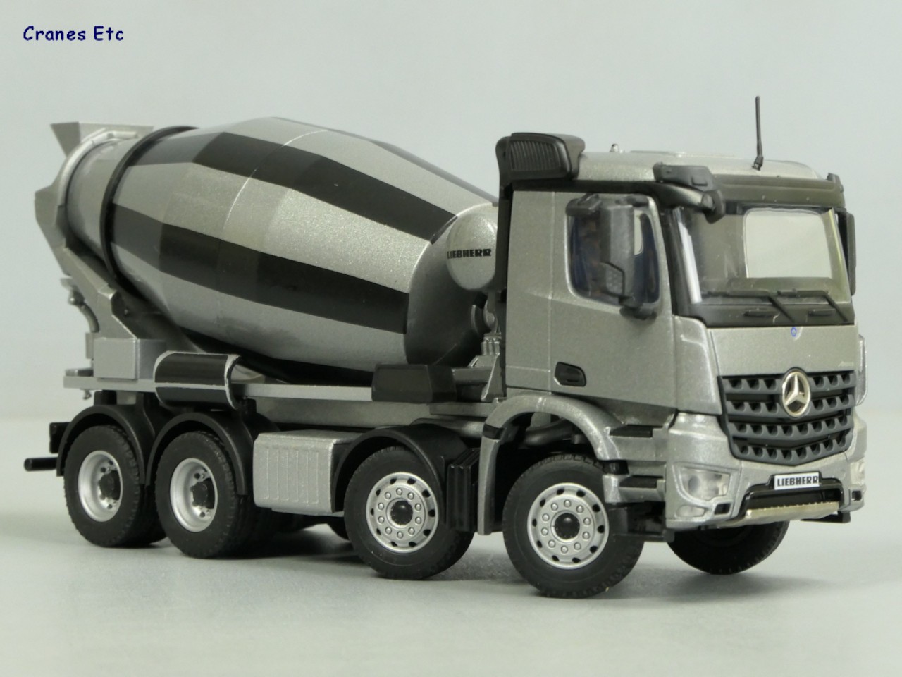1/50 Gri MERCEDES AROCS 8X4 LIEBHERR BETON MİKSERİ MAKETİ