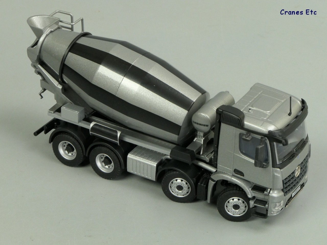 1/50 Gri MERCEDES AROCS 8X4 LIEBHERR BETON MİKSERİ MAKETİ