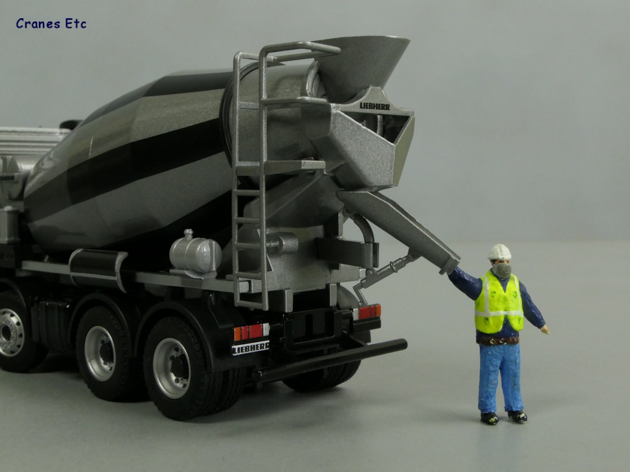 1/50 Gri MERCEDES AROCS 8X4 LIEBHERR BETON MİKSERİ MAKETİ