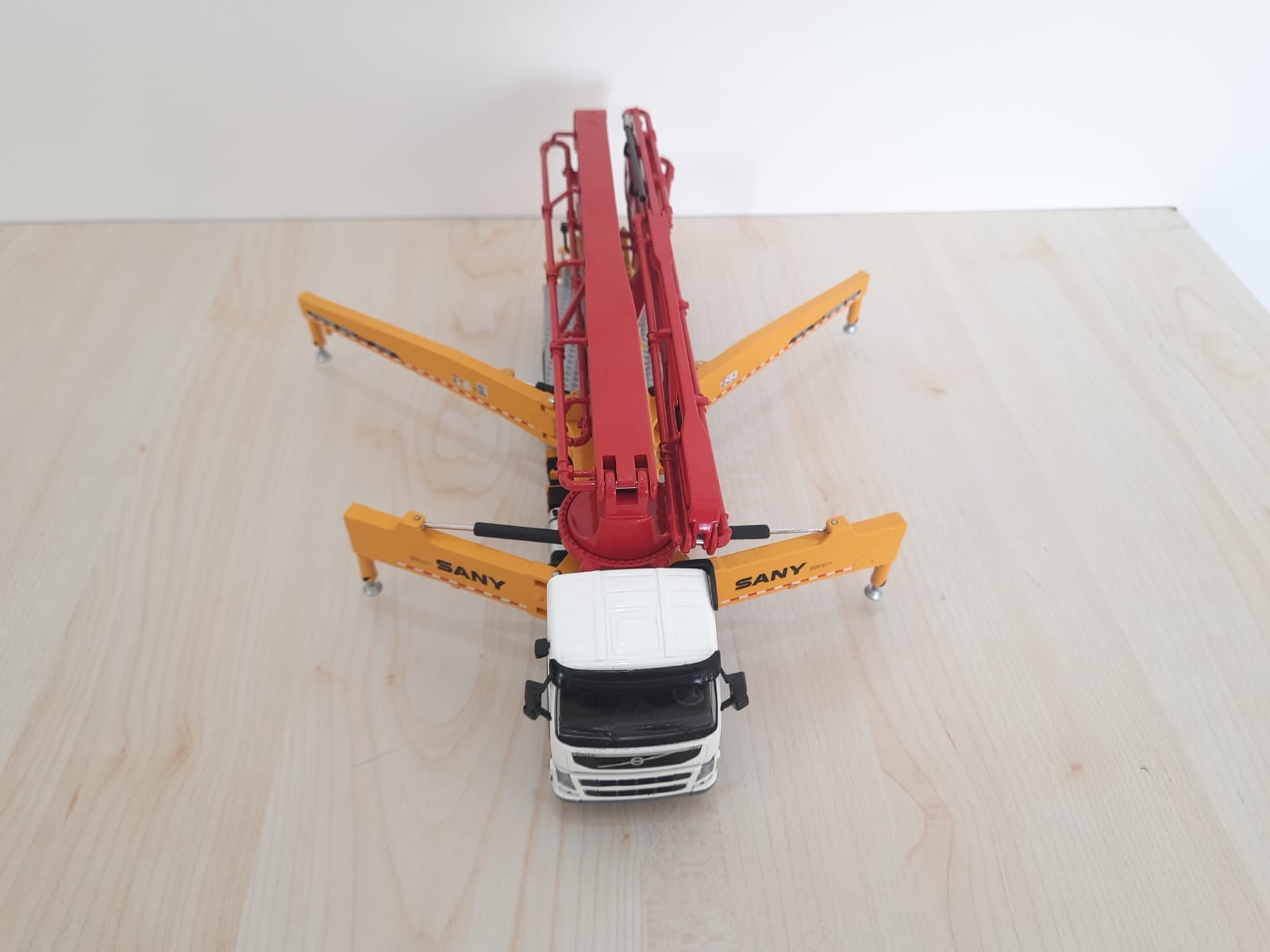 1/50 VOLVO 10X4 SANY 62M BETON POMPASI MAKETİ