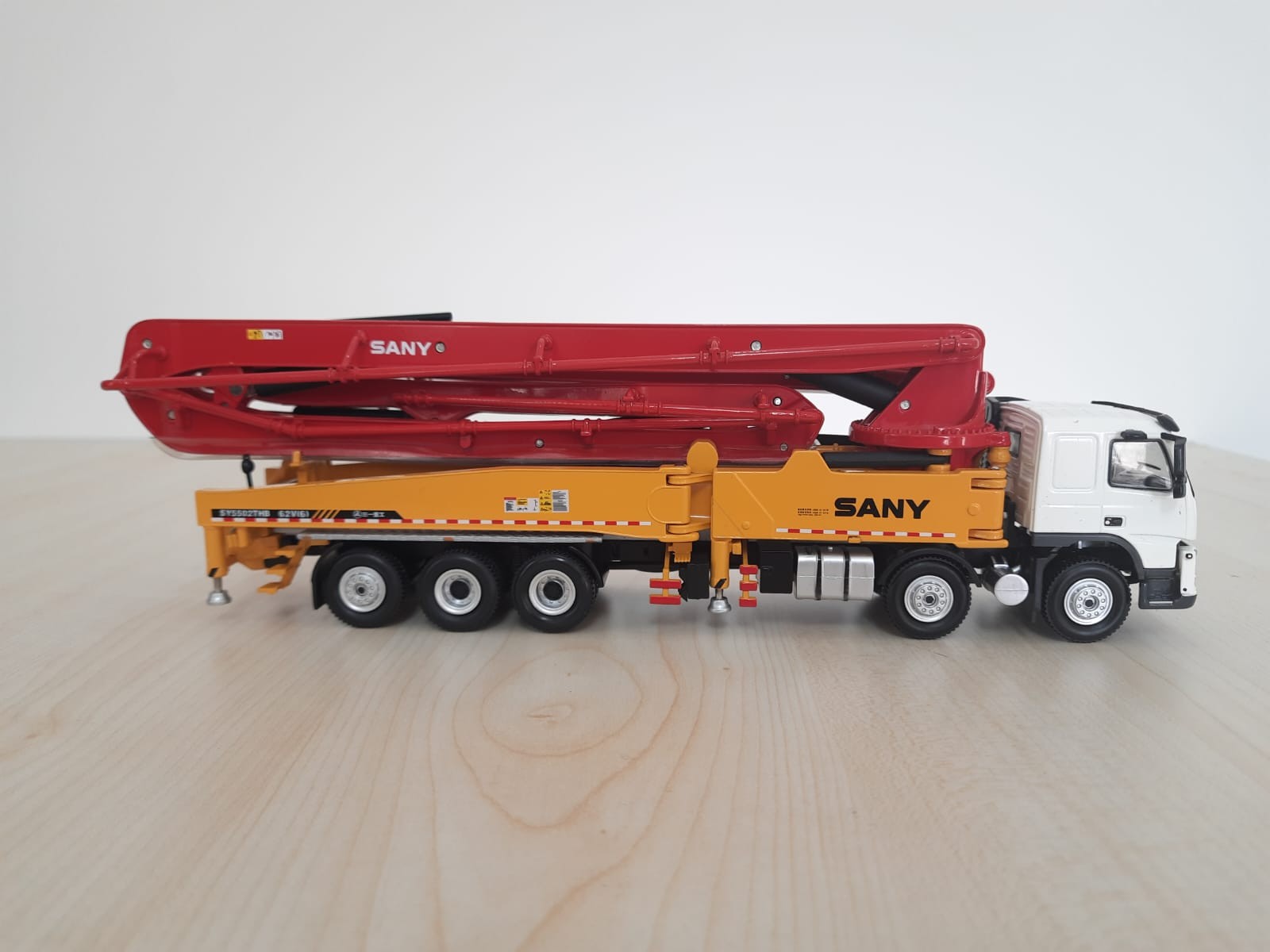 1/50 VOLVO 10X4 SANY 62M BETON POMPASI MAKETİ