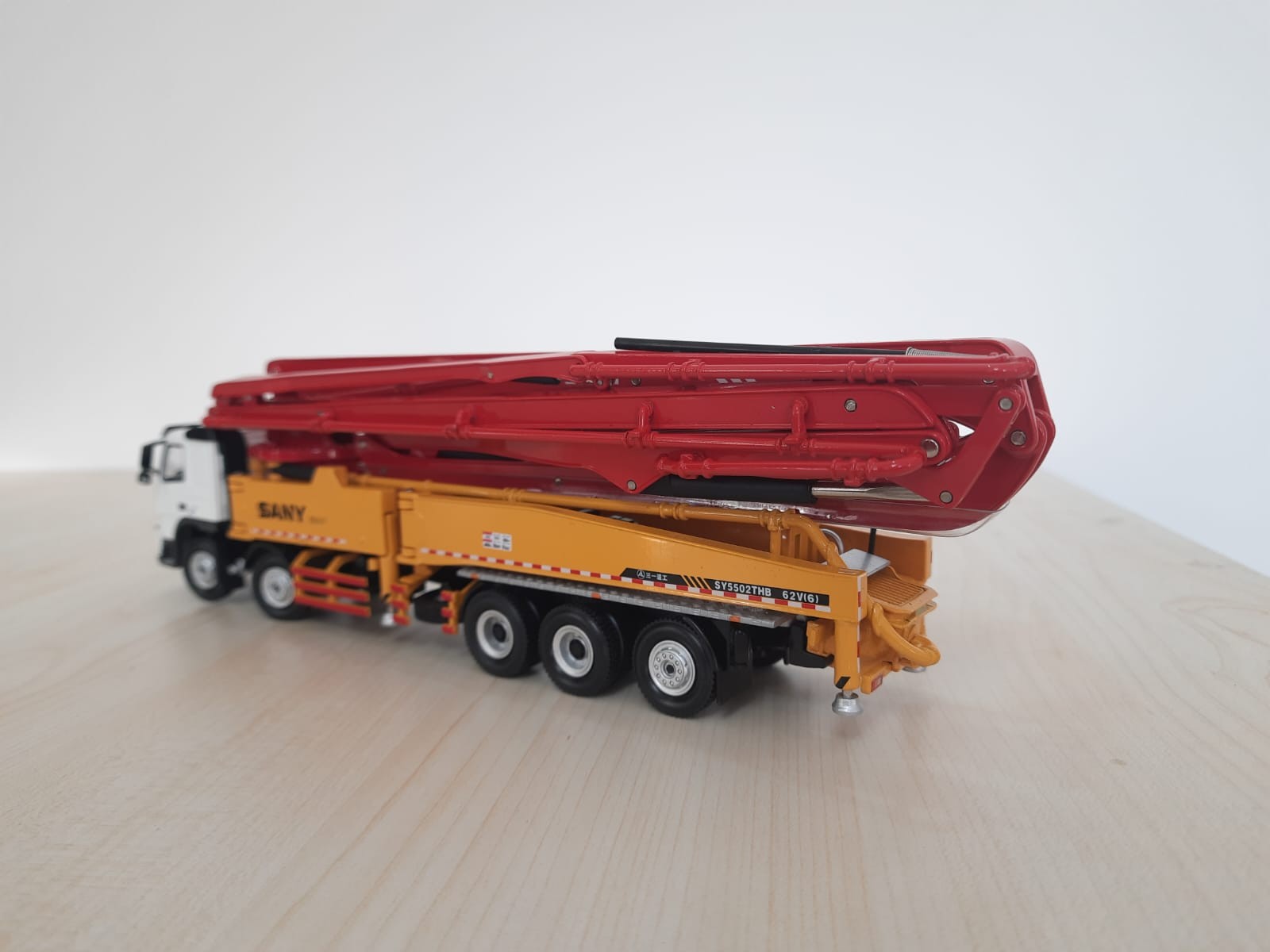 1/50 VOLVO 10X4 SANY 62M BETON POMPASI MAKETİ