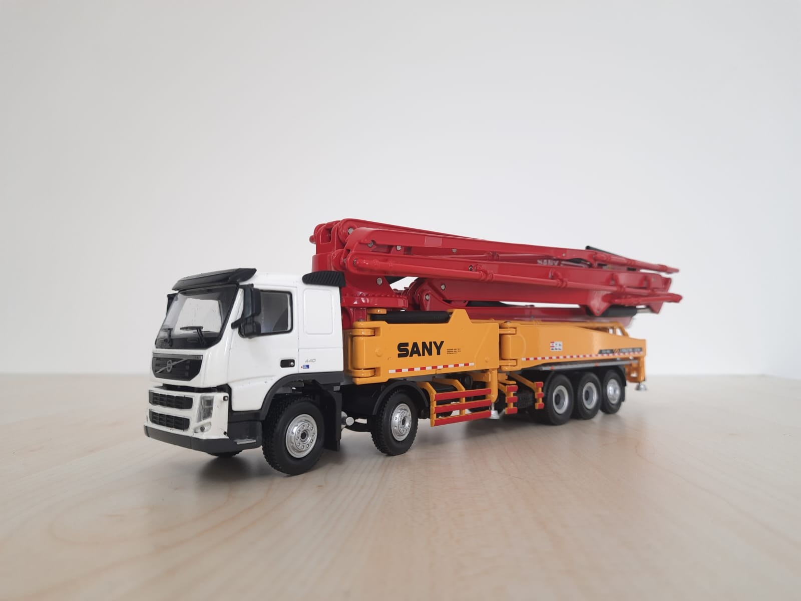 1/50 VOLVO 10X4 SANY 62M BETON POMPASI MAKETİ