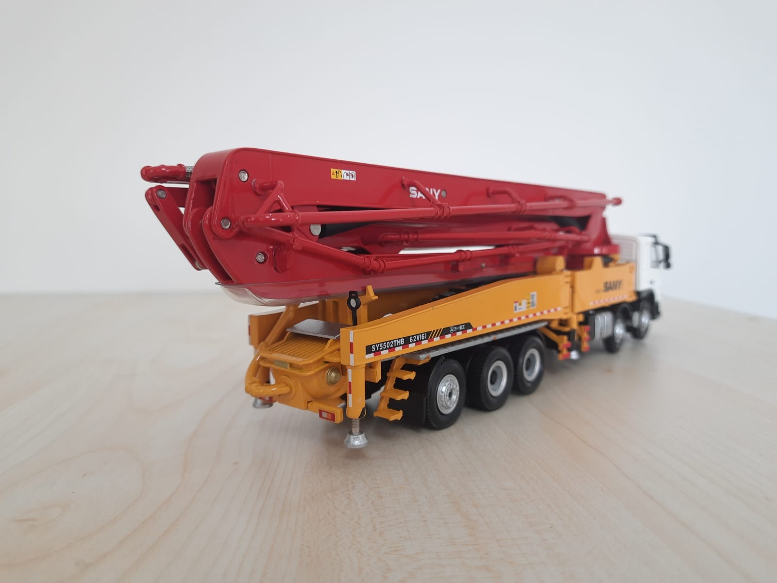 1/50 VOLVO 10X4 SANY 62M BETON POMPASI MAKETİ