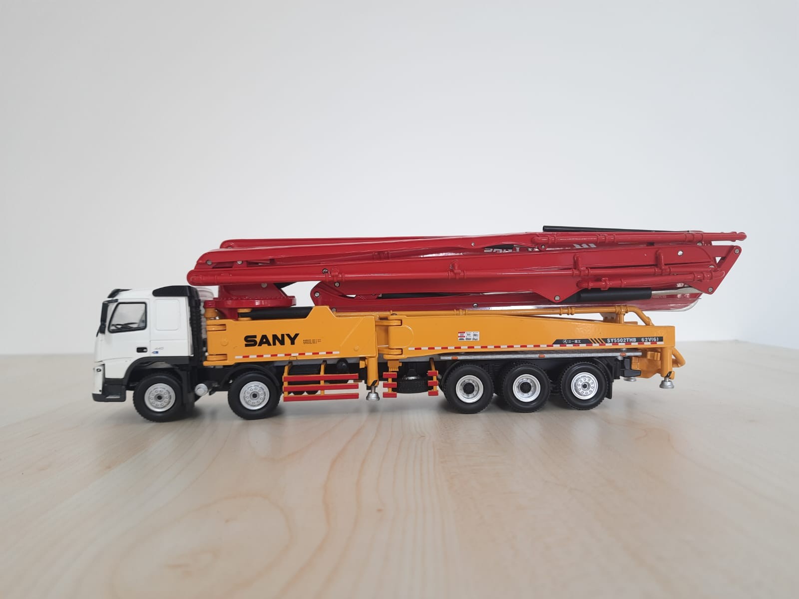 1/50 VOLVO 10X4 SANY 62M BETON POMPASI MAKETİ