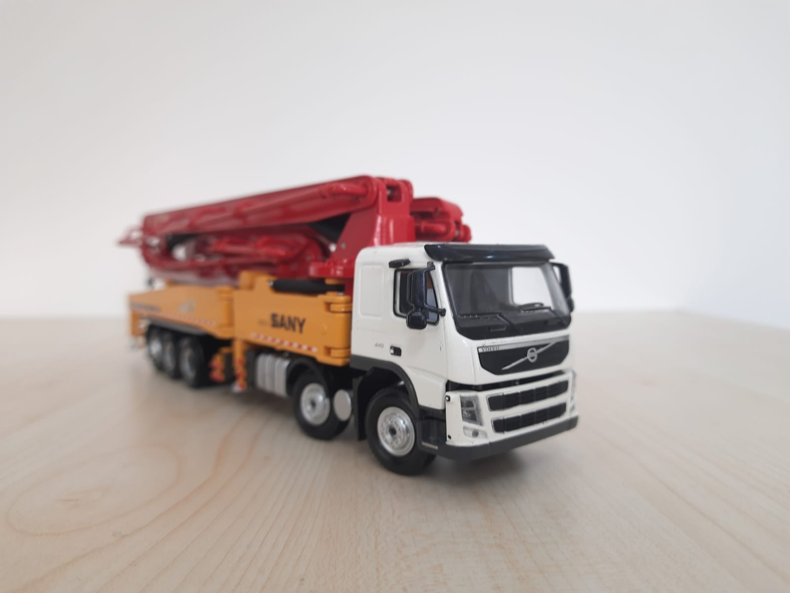 1/50 VOLVO 10X4 SANY 62M BETON POMPASI MAKETİ
