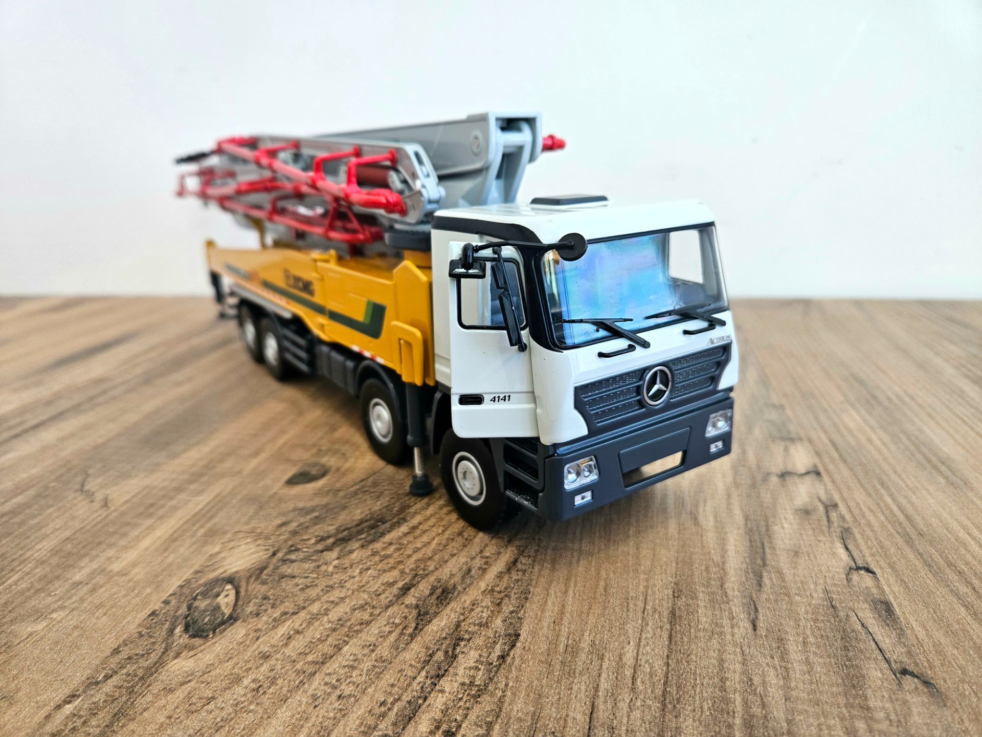 1/35 MERCEDES ACTROS XCMG SCHWING BETON POMPASI MAKETİ