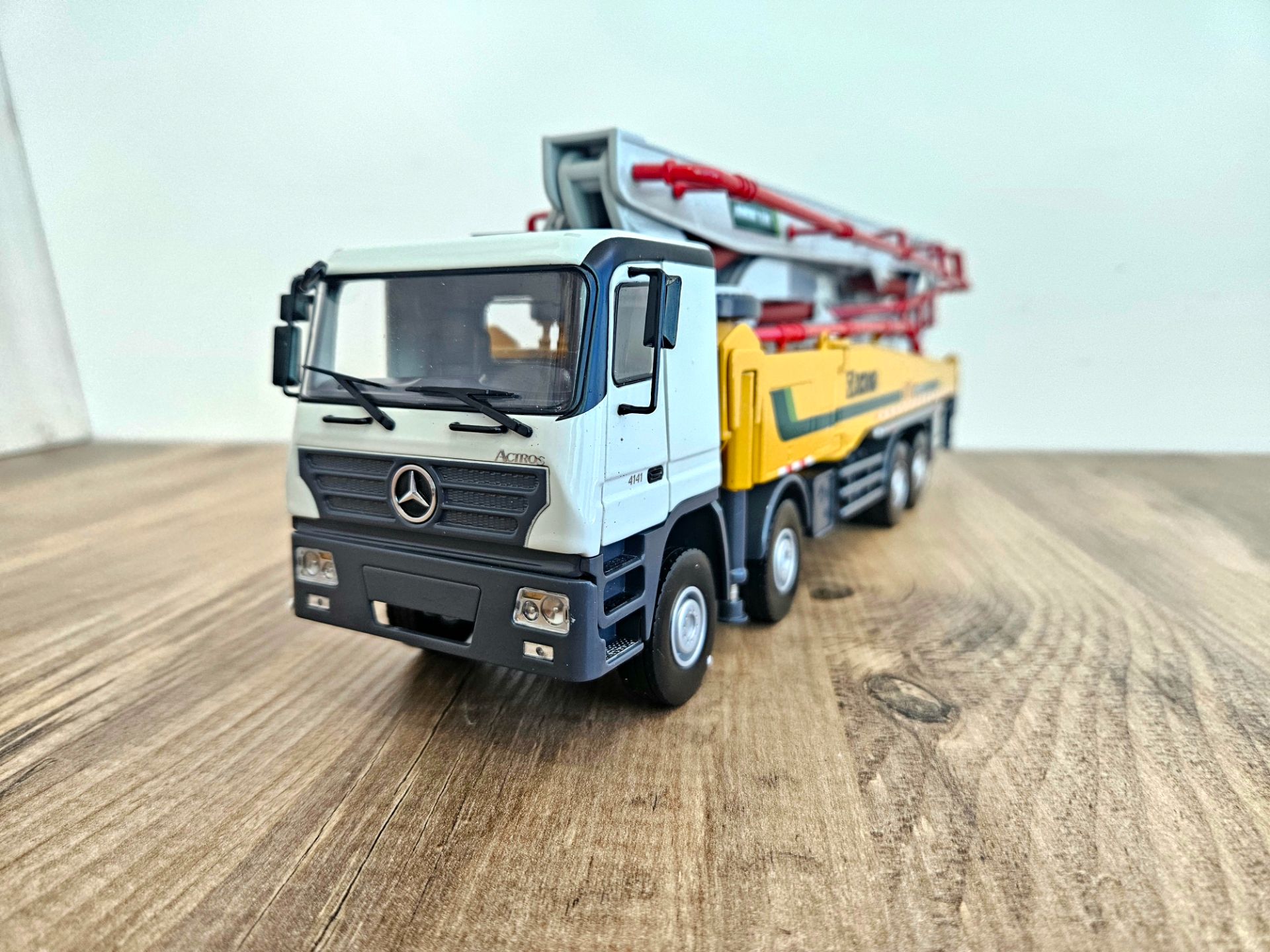 1/35 MERCEDES ACTROS XCMG SCHWING BETON POMPASI MAKETİ