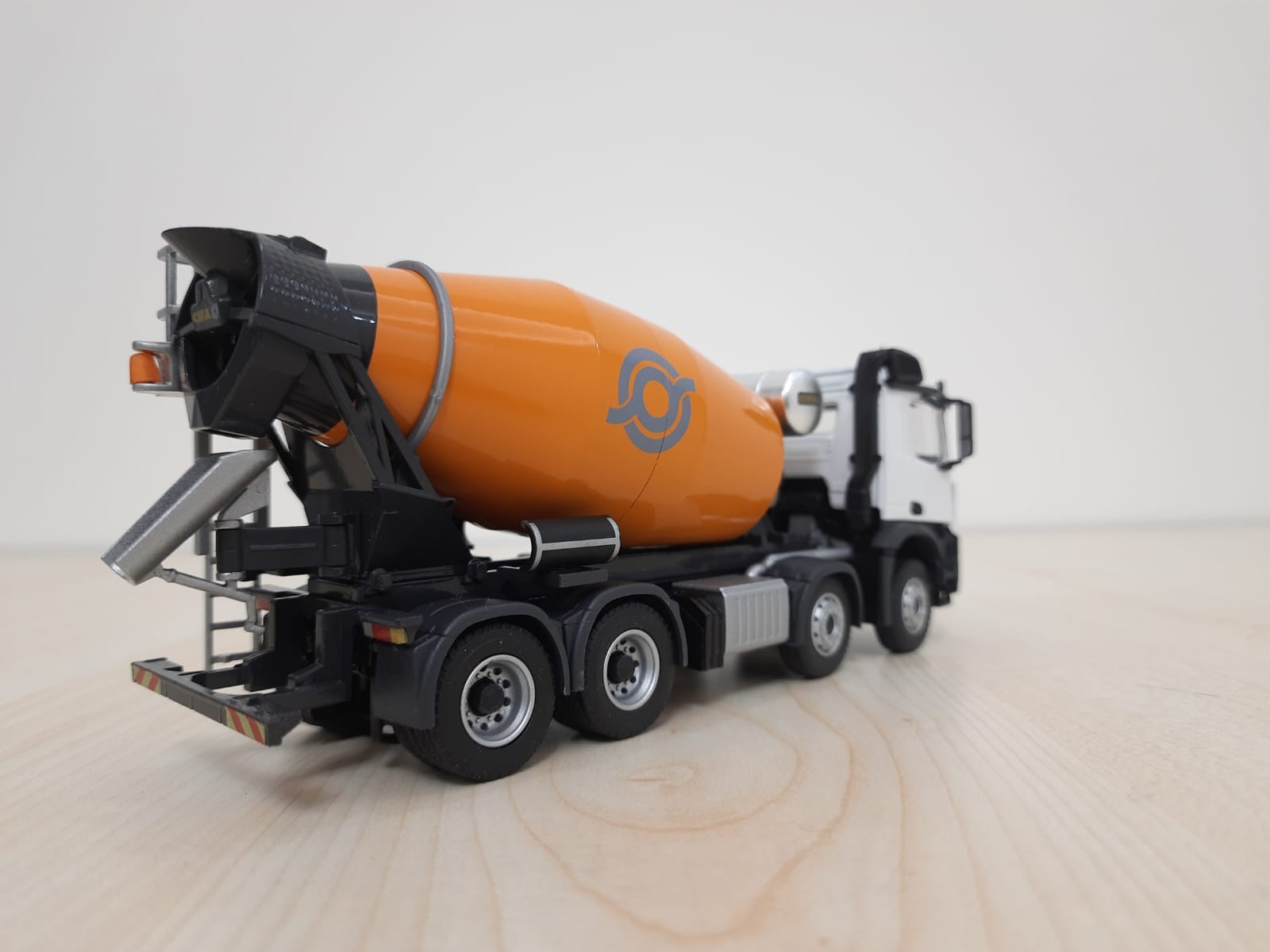 1/50 MERCEDES AROCS 8X4 CİFA BETON MİKSERİ MAKETİ