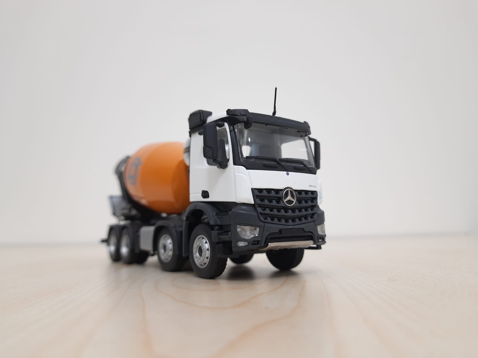 1/50 MERCEDES AROCS 8X4 CİFA BETON MİKSERİ MAKETİ