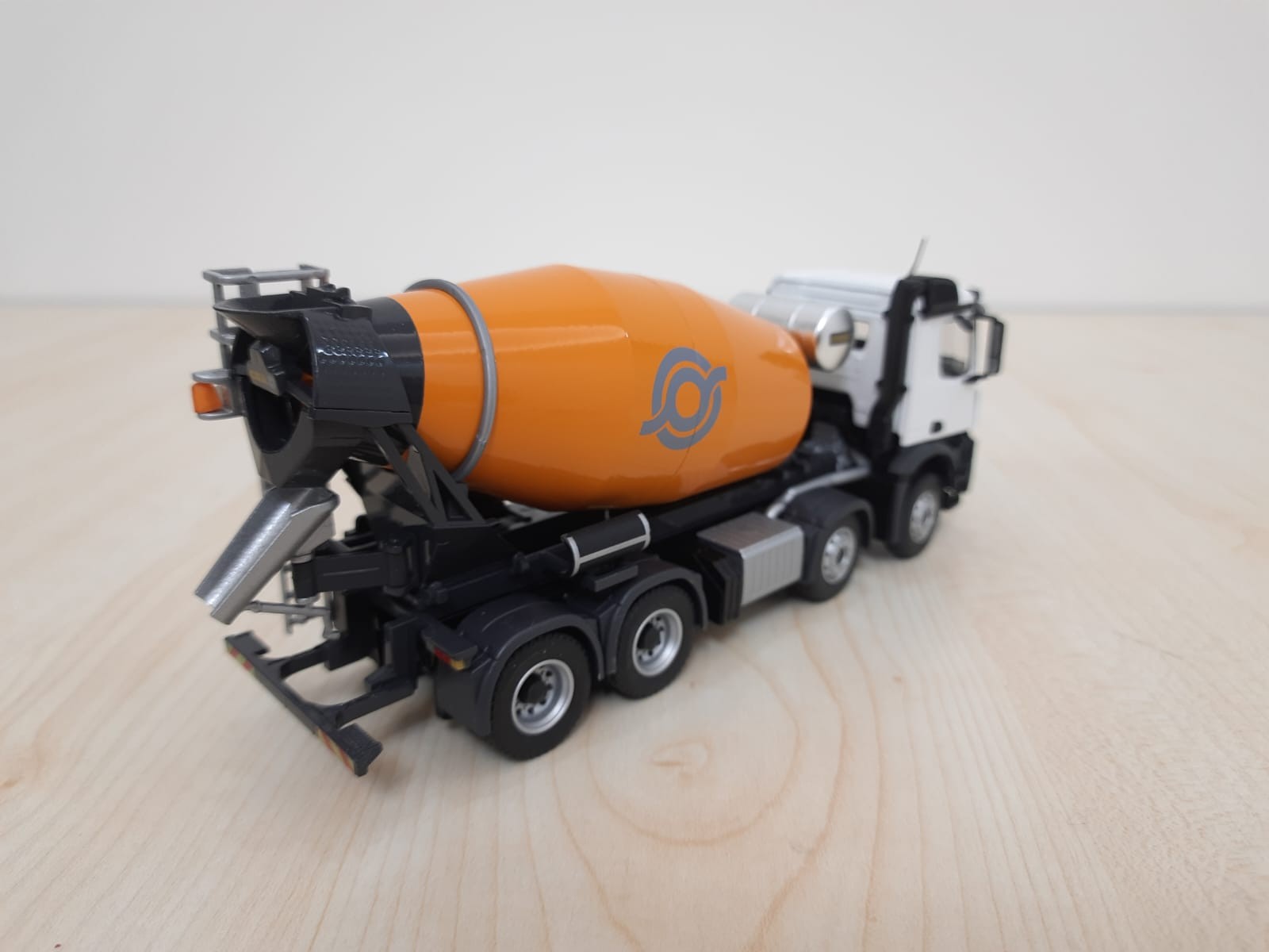 1/50 MERCEDES AROCS 8X4 CİFA BETON MİKSERİ MAKETİ