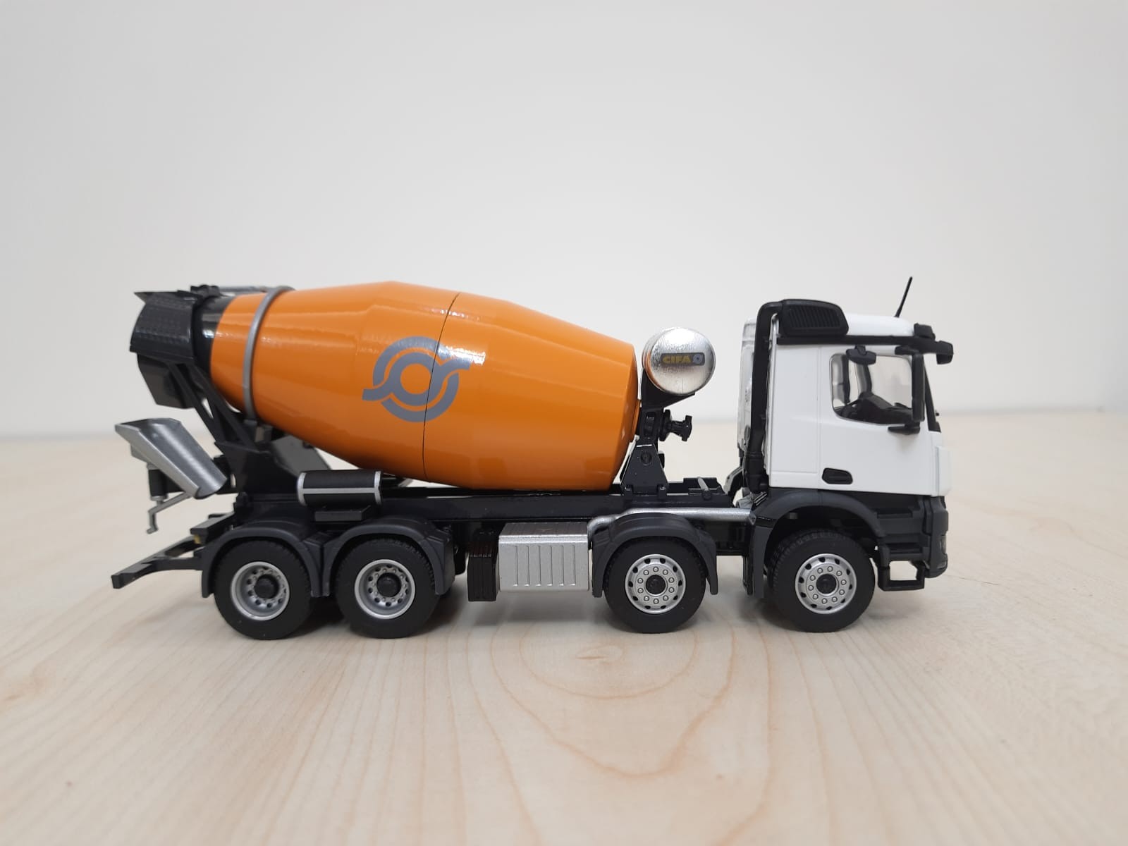1/50 MERCEDES AROCS 8X4 CİFA BETON MİKSERİ MAKETİ