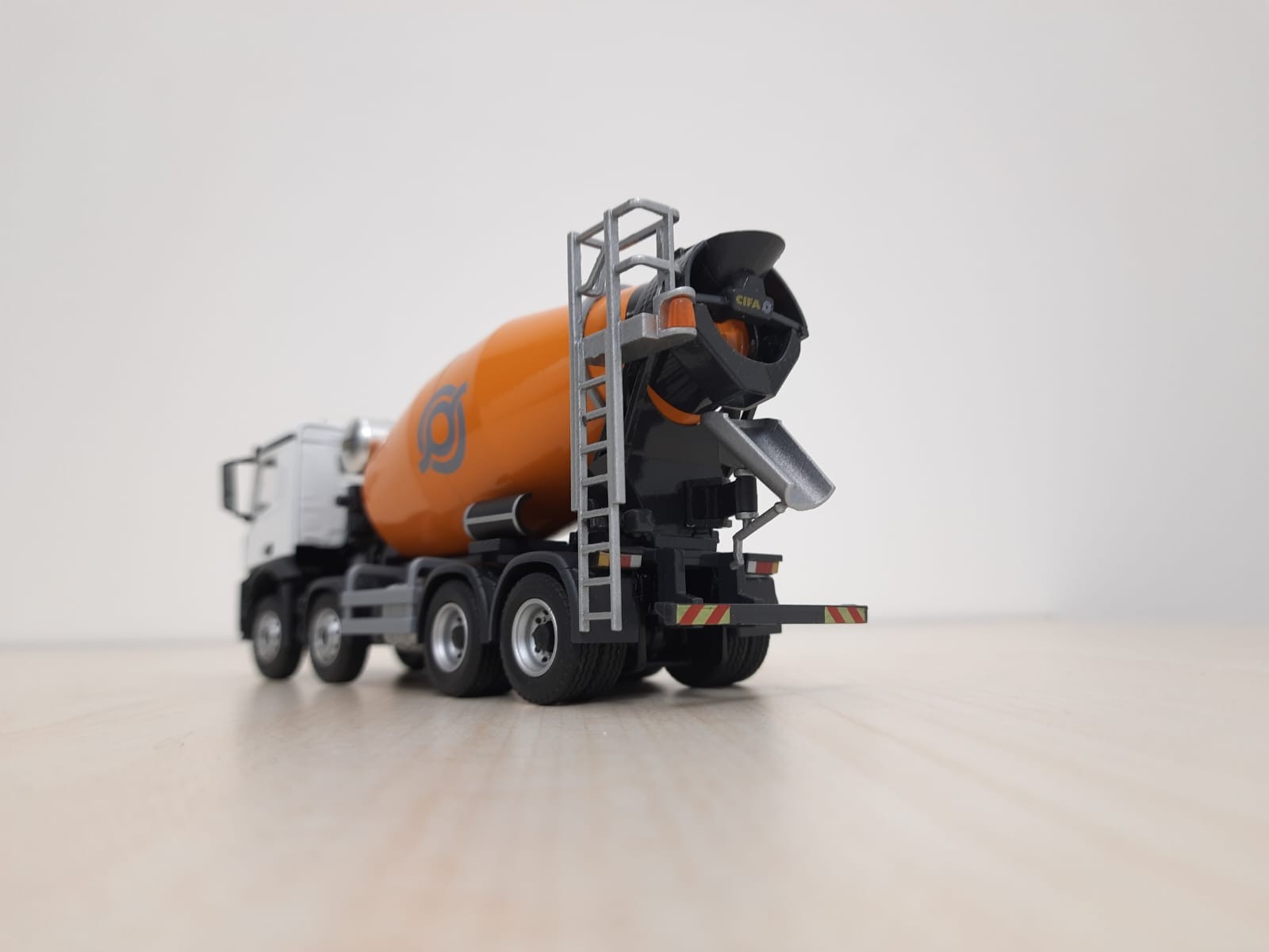 1/50 MERCEDES AROCS 8X4 CİFA BETON MİKSERİ MAKETİ