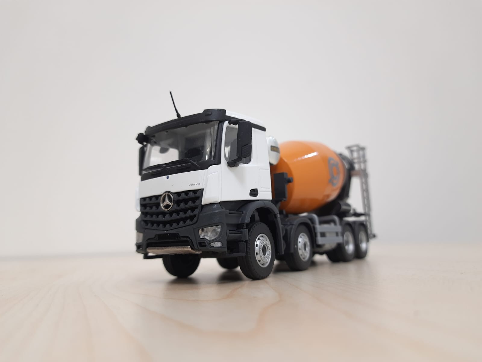 1/50 MERCEDES AROCS 8X4 CİFA BETON MİKSERİ MAKETİ