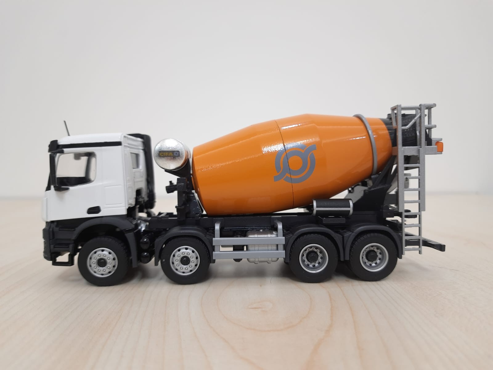 1/50 MERCEDES AROCS 8X4 CİFA BETON MİKSERİ MAKETİ