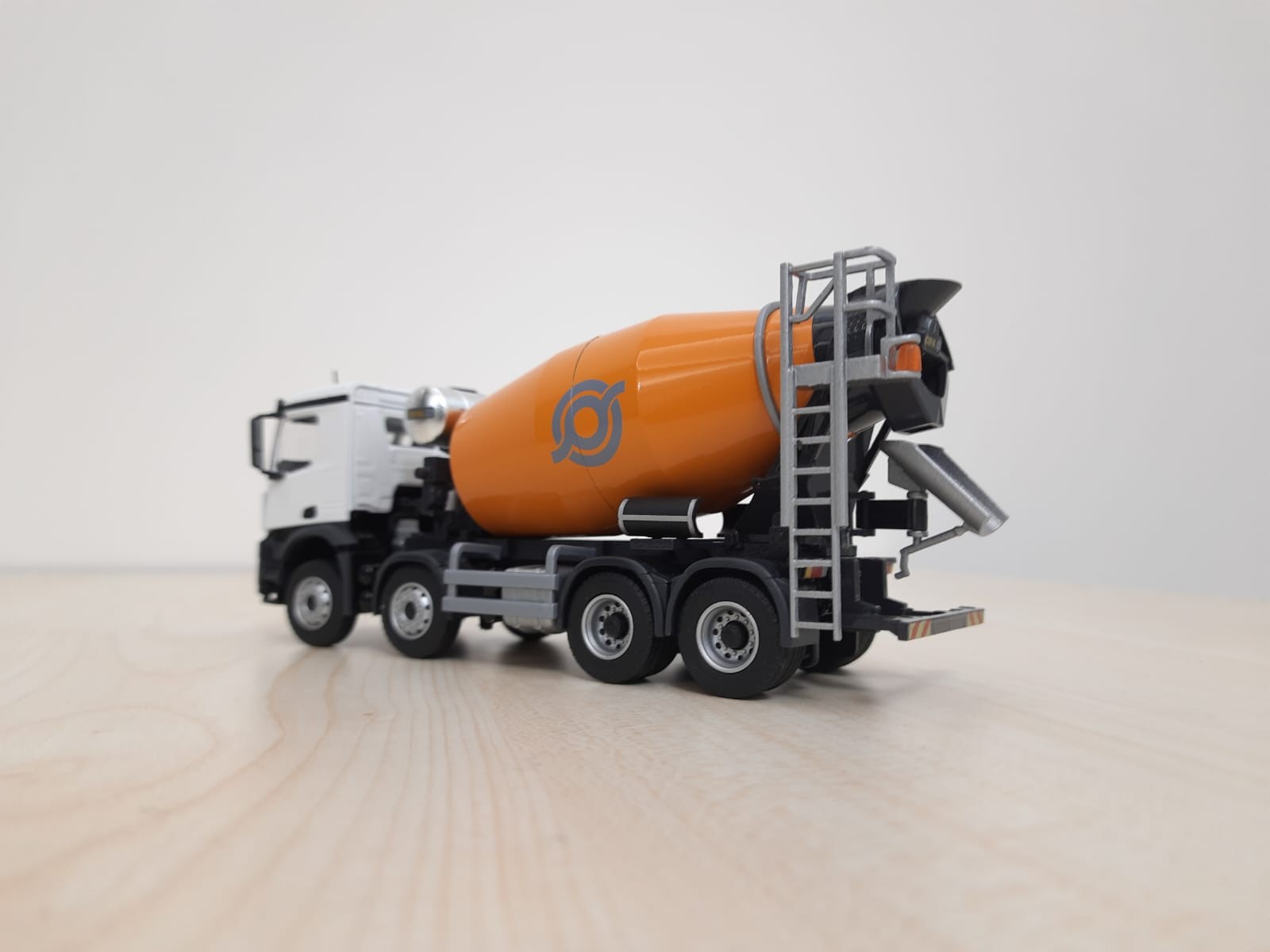 1/50 MERCEDES AROCS 8X4 CİFA BETON MİKSERİ MAKETİ