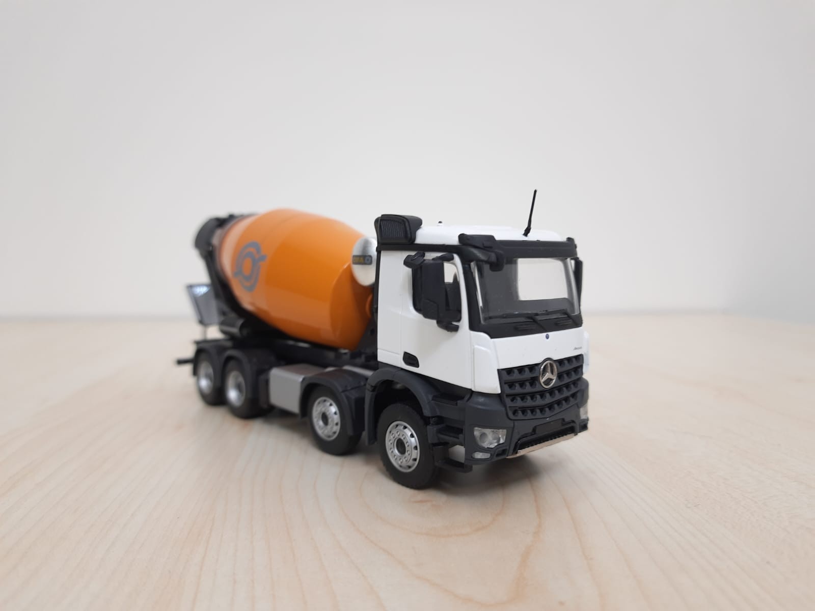 1/50 MERCEDES AROCS 8X4 CİFA BETON MİKSERİ MAKETİ