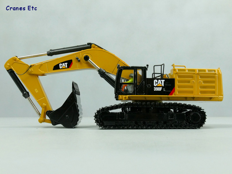 1/50 CAT 390F EKSKAVATÖR MAKETİ DM85284