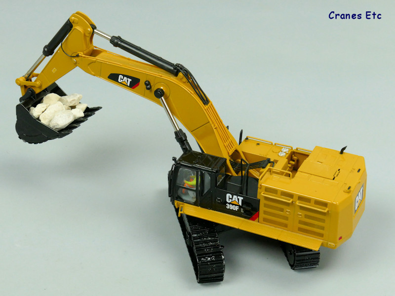 1/50 CAT 390F EKSKAVATÖR MAKETİ DM85284