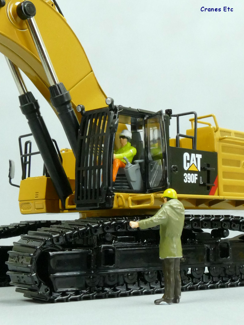 1/50 CAT 390F EKSKAVATÖR MAKETİ DM85284