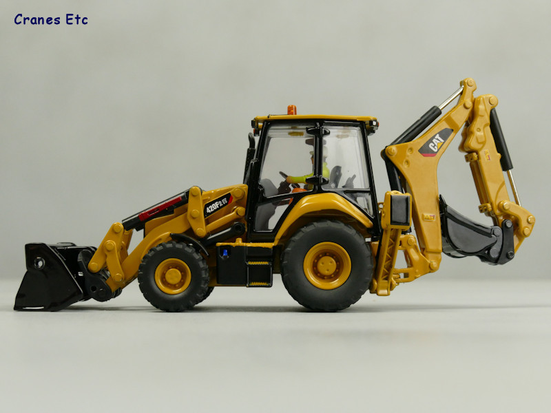 1/50 CAT 420F2 IT BEKOLODER MAKETİ DM85233