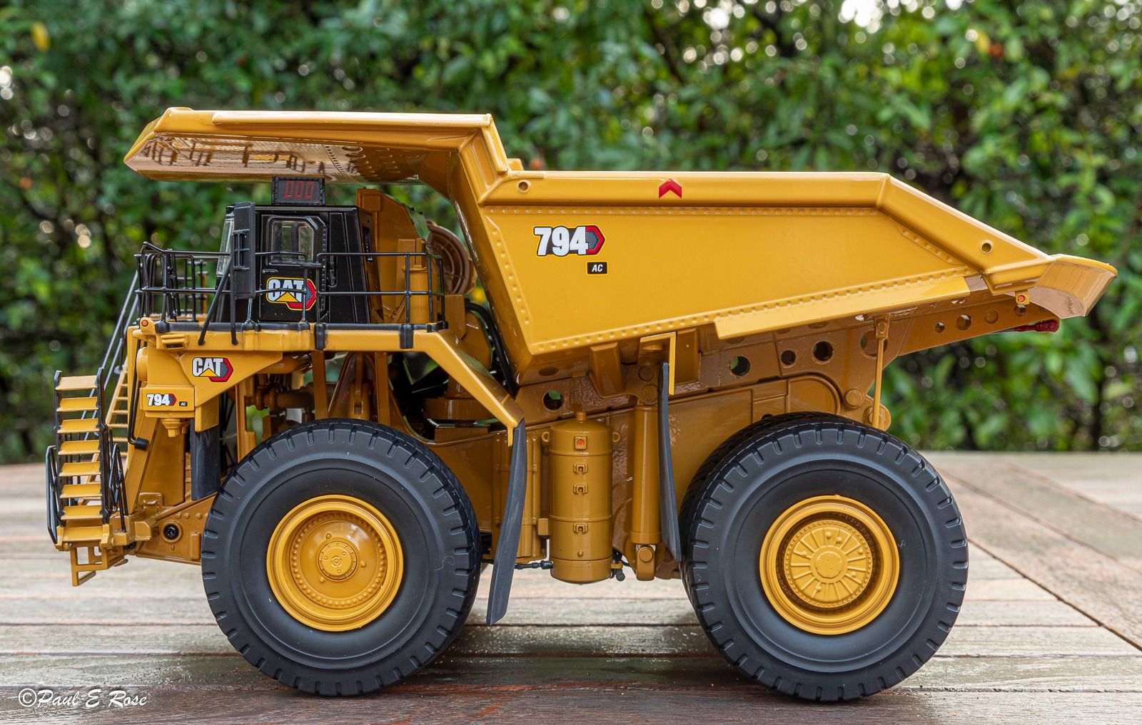 1/50 CAT 794 AC MADEN KAMYONU MAKETİ DM85670
