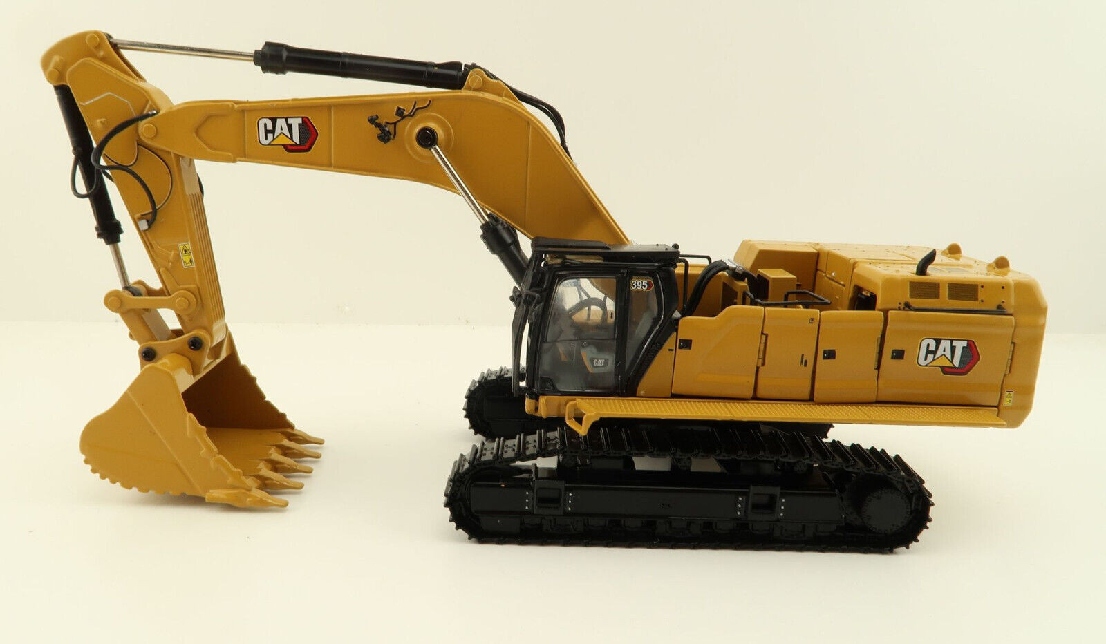 1/50 CAT 395 EKSKAVATÖR MAKETİ DM85959