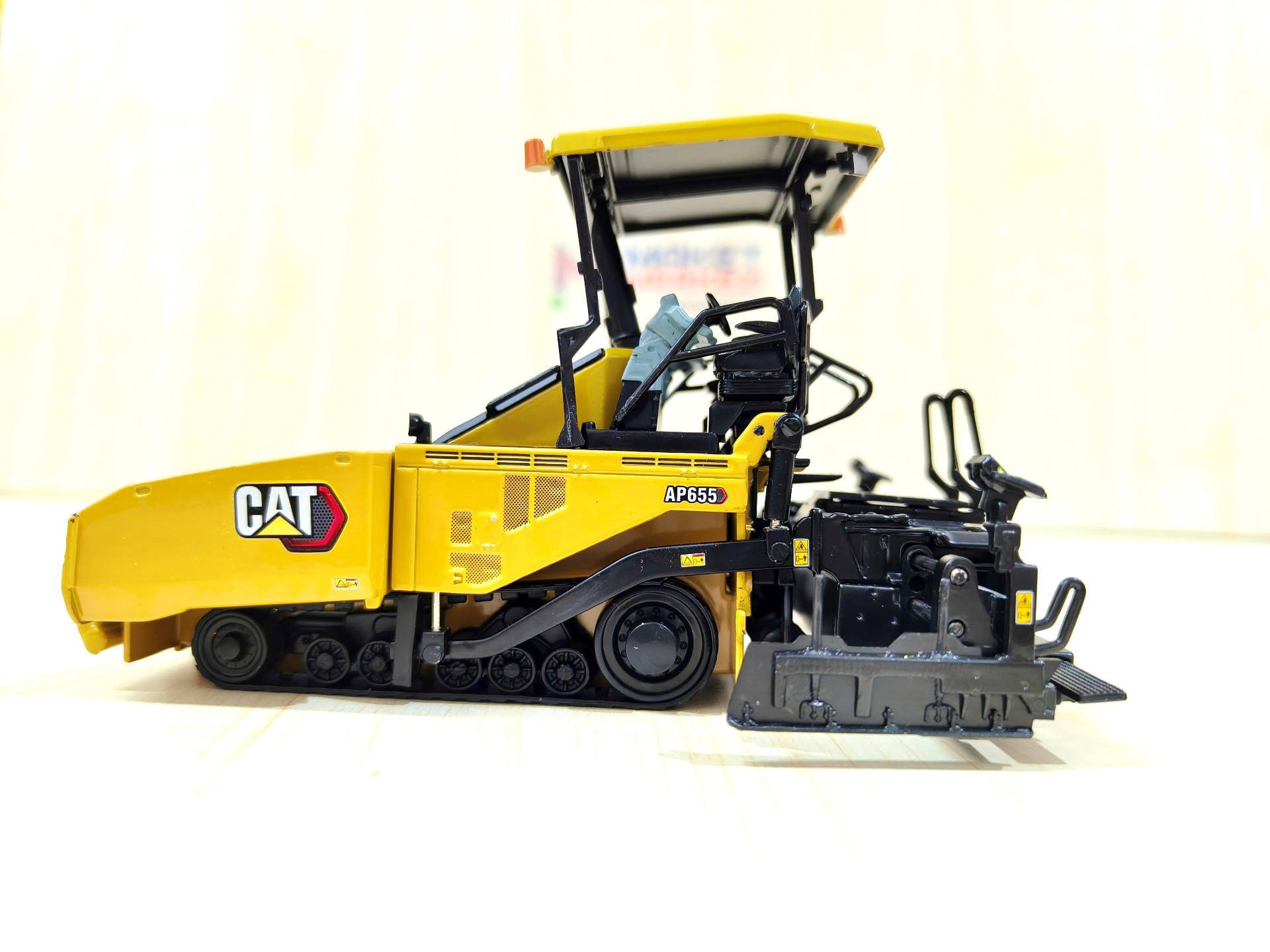 1/50 CAT AP655 ASFALT FİNİŞERİ MAKETİ 85590