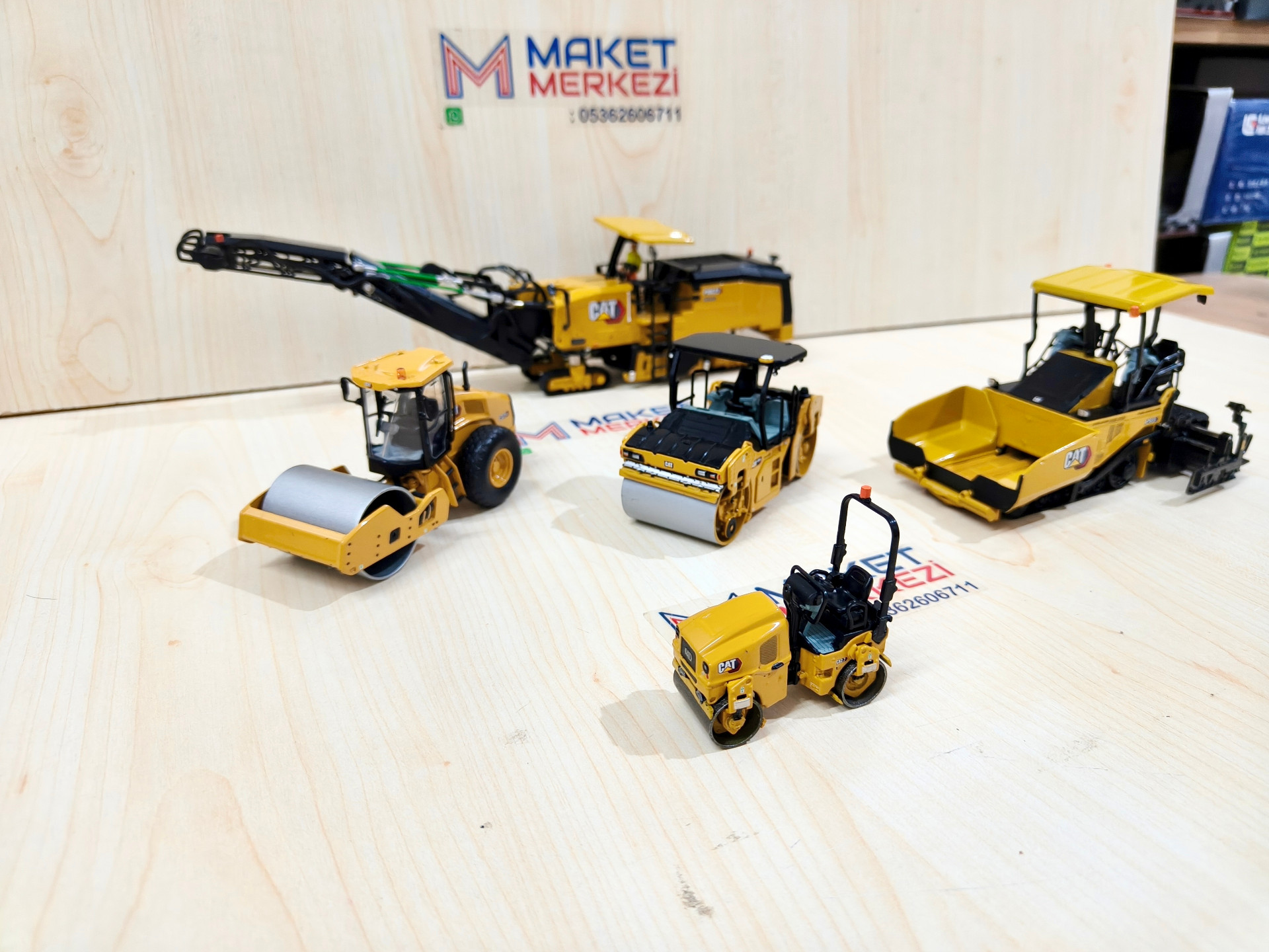 1/50 CAT AP655 ASFALT FİNİŞERİ MAKETİ 85590