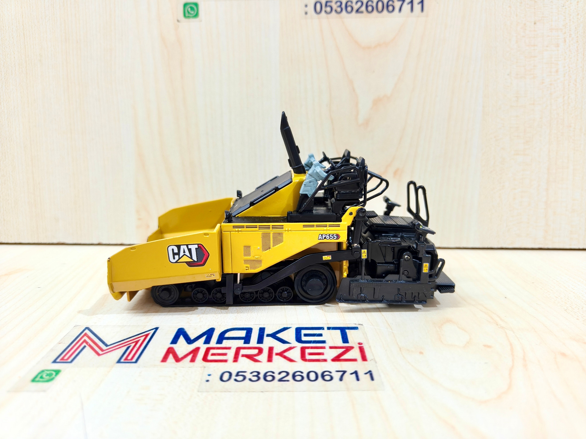 1/50 CAT AP655 ASFALT FİNİŞERİ MAKETİ 85590