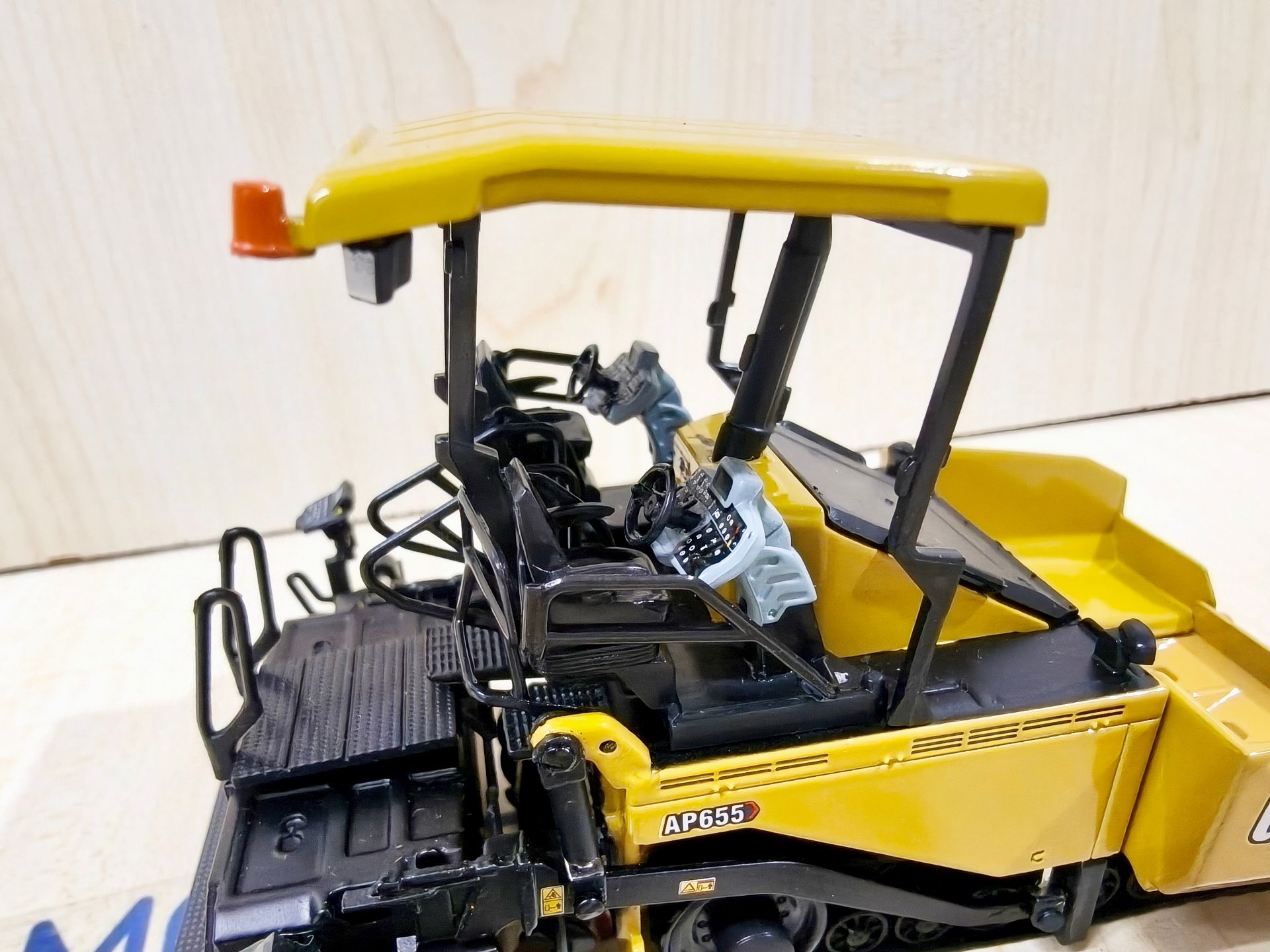 1/50 CAT AP655 ASFALT FİNİŞERİ MAKETİ 85590