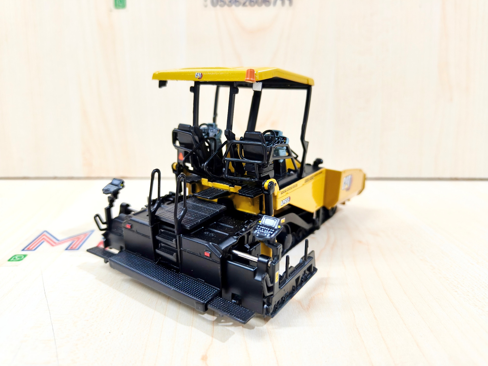 1/50 CAT AP655 ASFALT FİNİŞERİ MAKETİ 85590