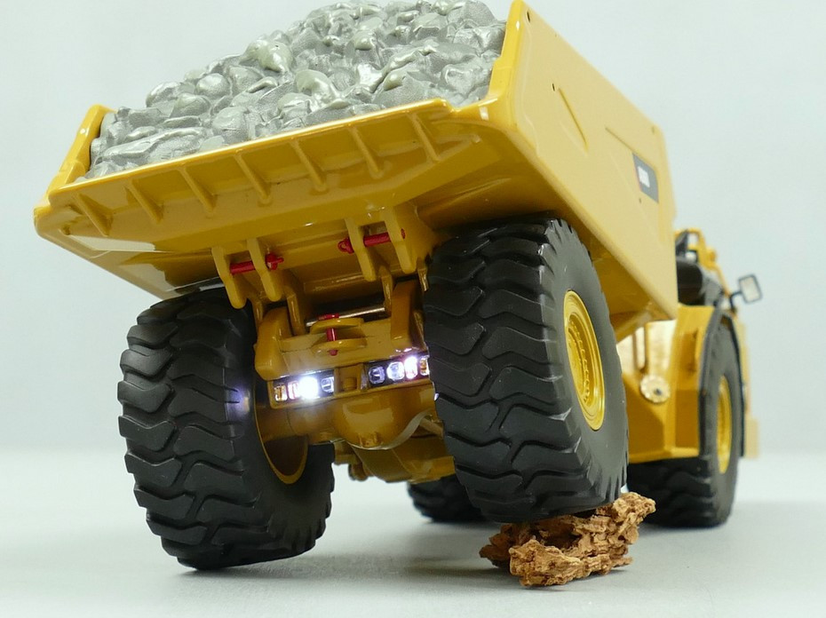 1/50 CAT AD60 YERALTI KAMYONU DM85516