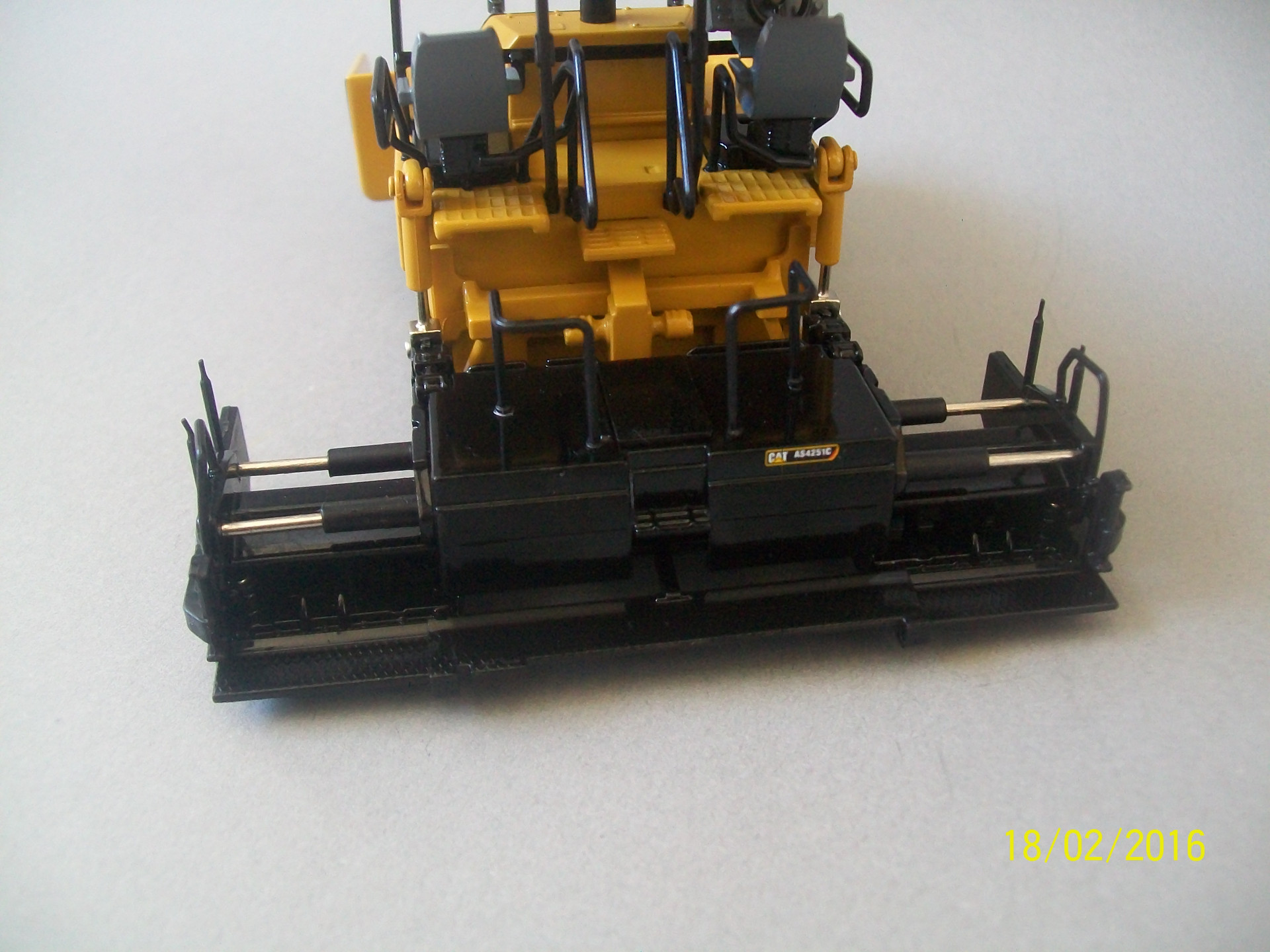 1/50 CAT AP600D KABİNLİ ASFALT FİNİŞERİ MAKETİ NORSCOT 55260