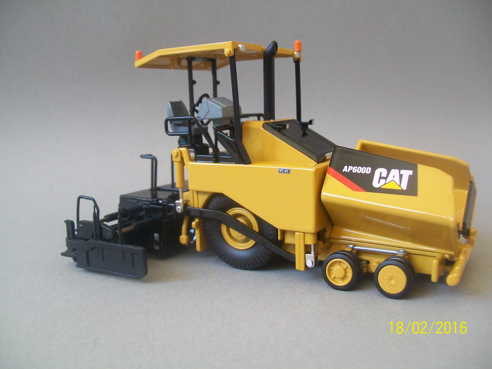 1/50 CAT AP600D KABİNLİ ASFALT FİNİŞERİ MAKETİ NORSCOT 55260