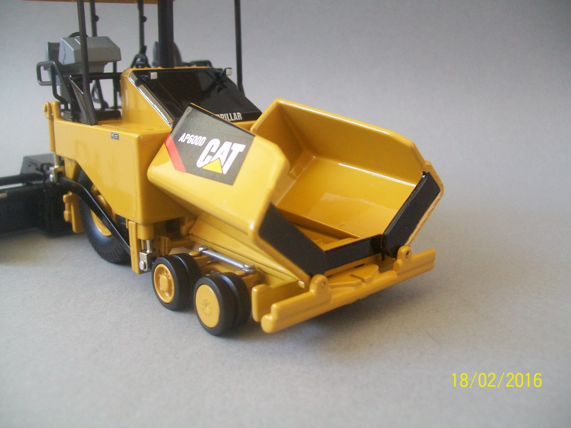 1/50 CAT AP600D KABİNLİ ASFALT FİNİŞERİ MAKETİ NORSCOT 55260