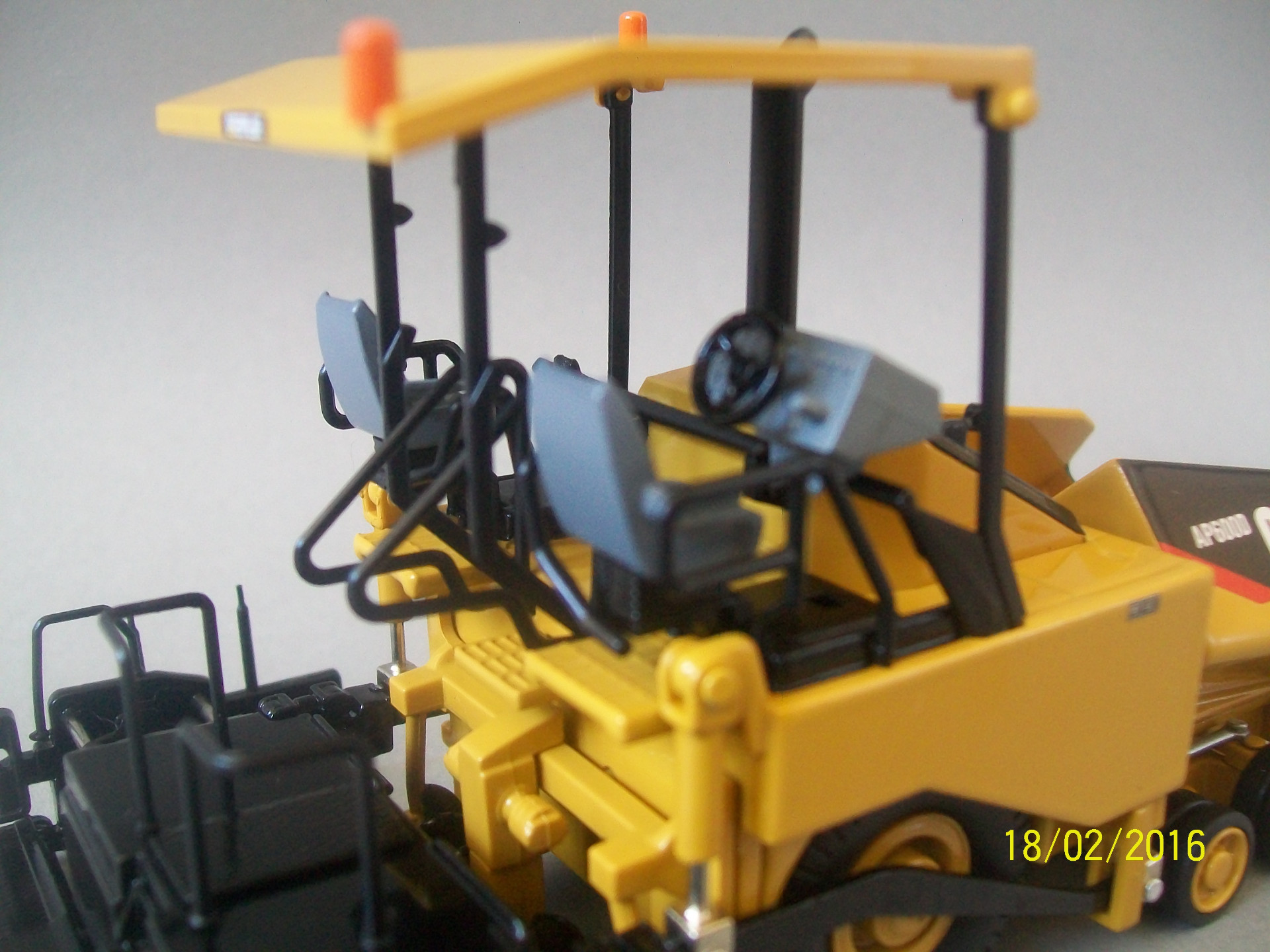 1/50 CAT AP600D KABİNLİ ASFALT FİNİŞERİ MAKETİ NORSCOT 55260